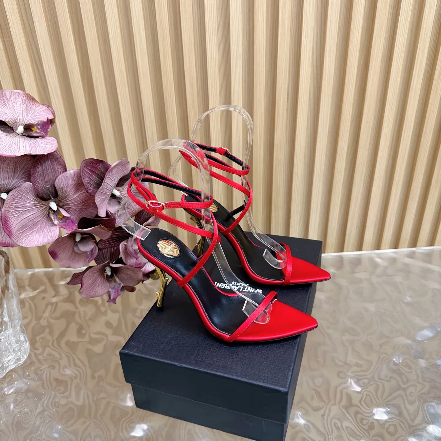 SAINT LAURENT 新作赤いスティレットヒールサンダル