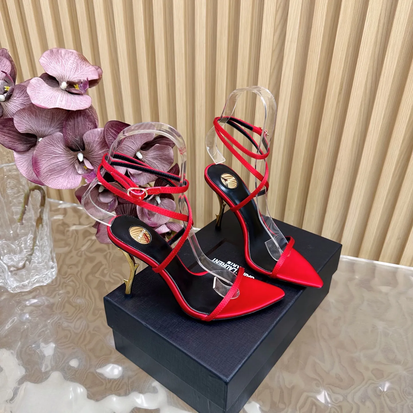 SAINT LAURENT 新作赤いスティレットヒールサンダル - 画像 (3)