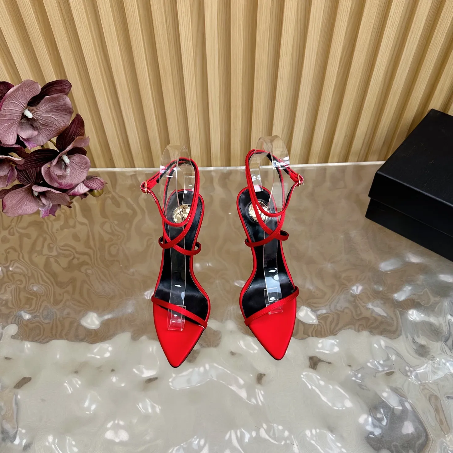 SAINT LAURENT 新作赤いスティレットヒールサンダル - 画像 (5)
