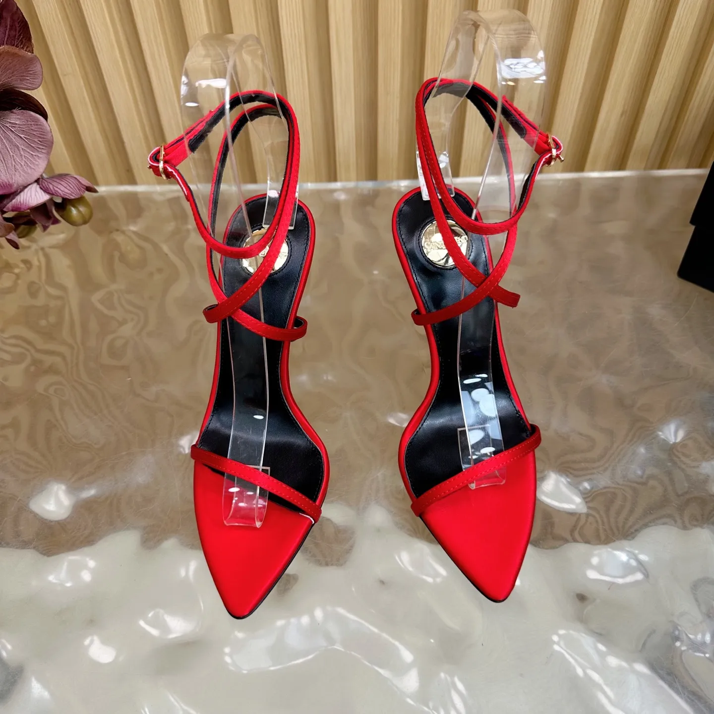 SAINT LAURENT 新作赤いスティレットヒールサンダル - 画像 (6)