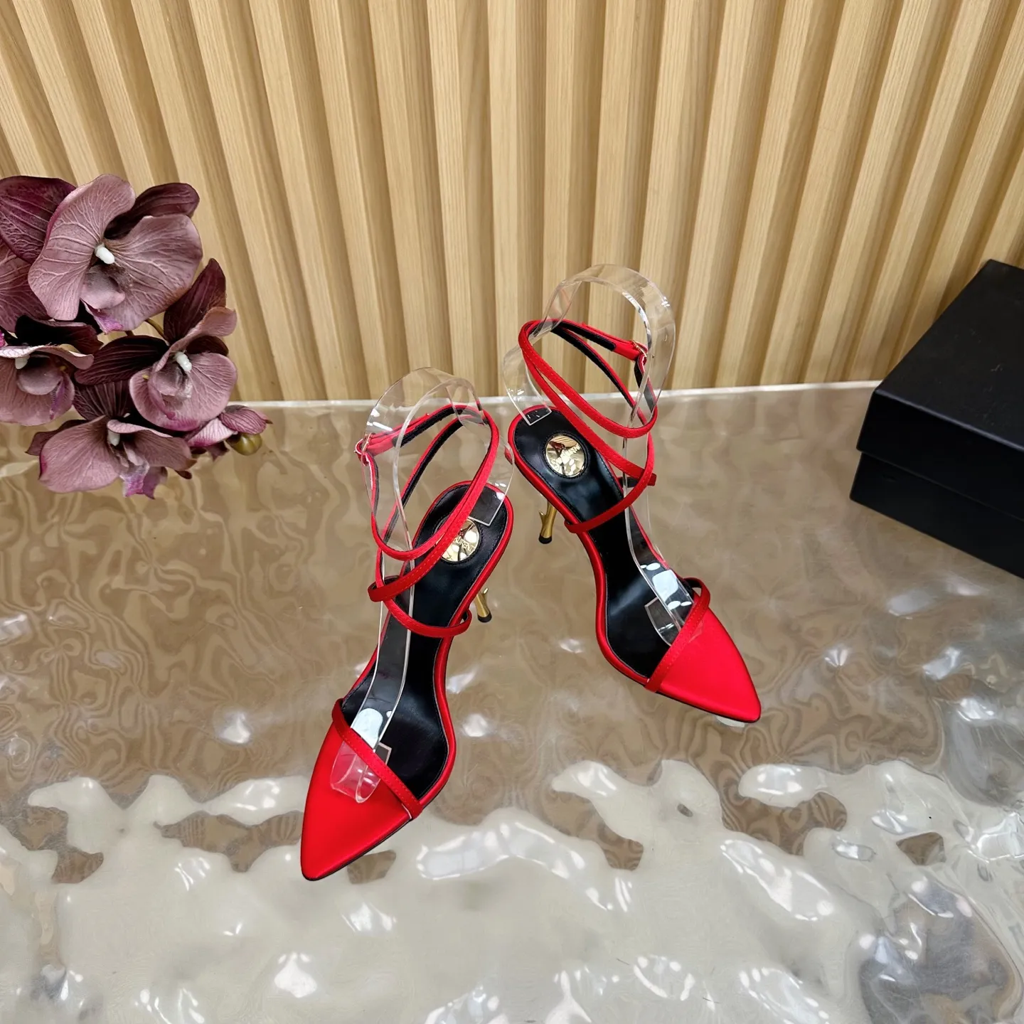 SAINT LAURENT 新作赤いスティレットヒールサンダル - 画像 (7)