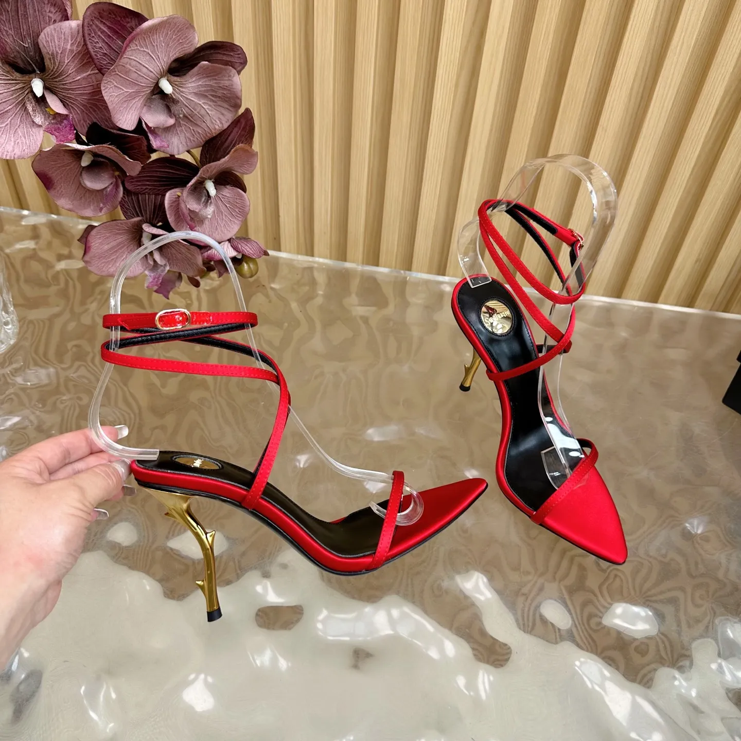 SAINT LAURENT 新作赤いスティレットヒールサンダル - 画像 (8)