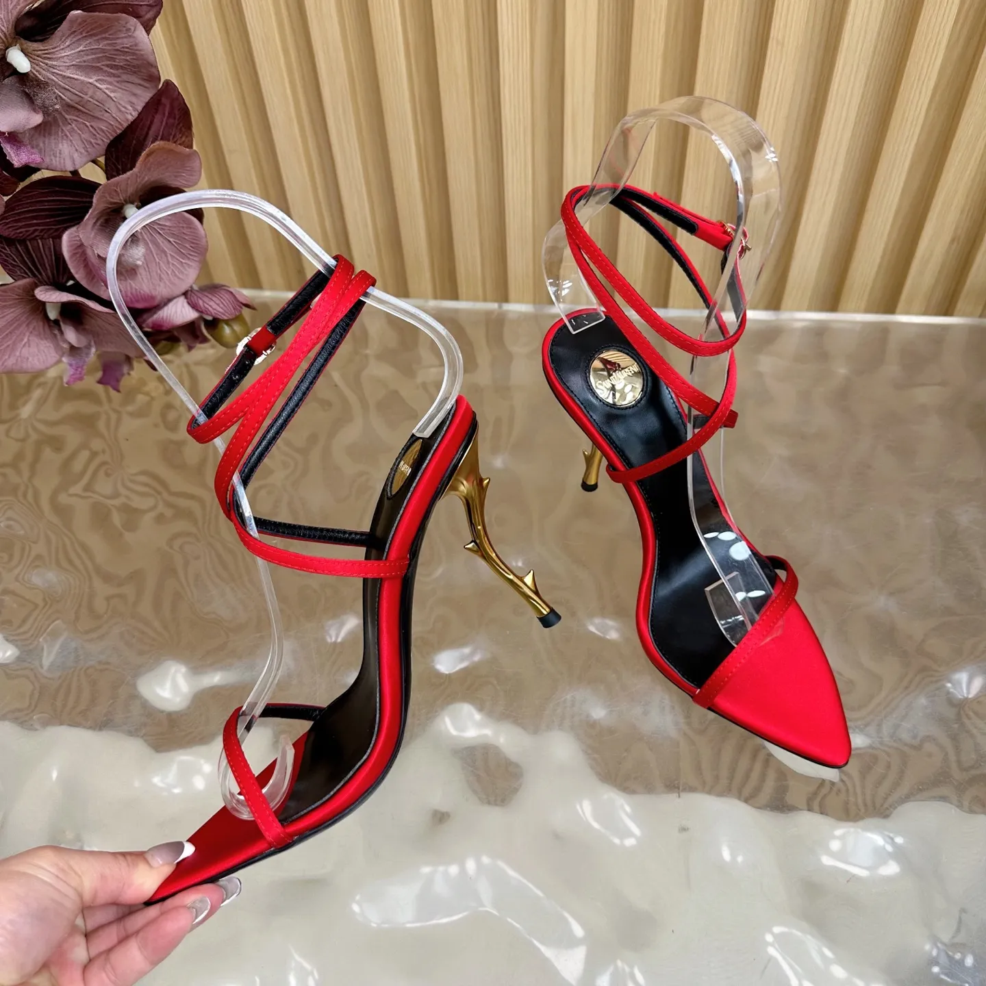 SAINT LAURENT 新作赤いスティレットヒールサンダル - 画像 (9)