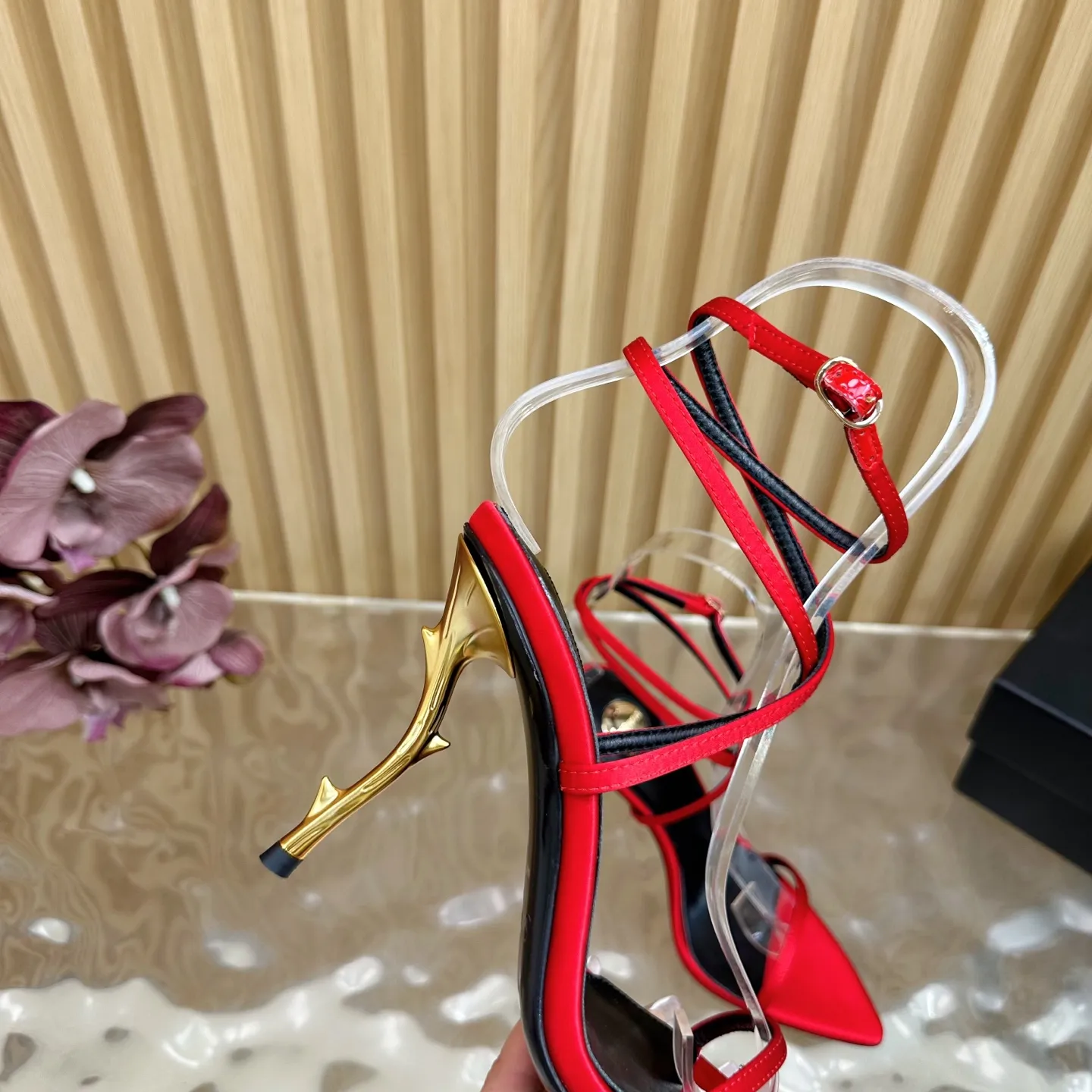 SAINT LAURENT 新作赤いスティレットヒールサンダル - 画像 (10)