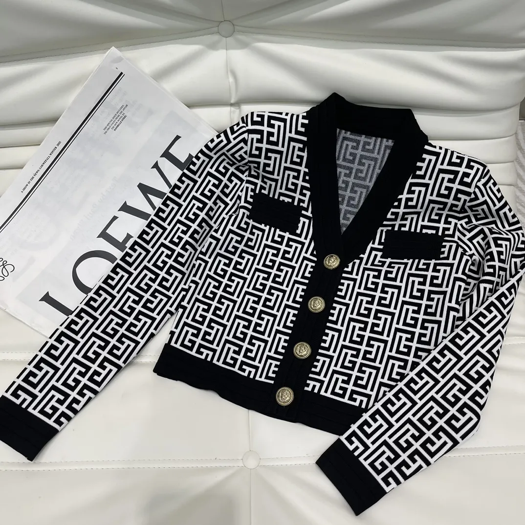 BALMAI新作黒Vネックジャカードウールコート