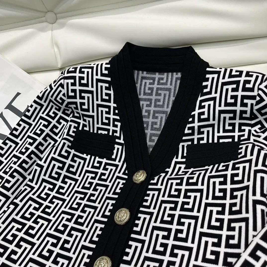 BALMAI新作黒Vネックジャカードウールコート - 画像 (3)