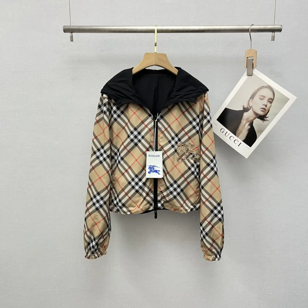 バーバリーチェック柄両面フード付き黒コート - 画像 (3)