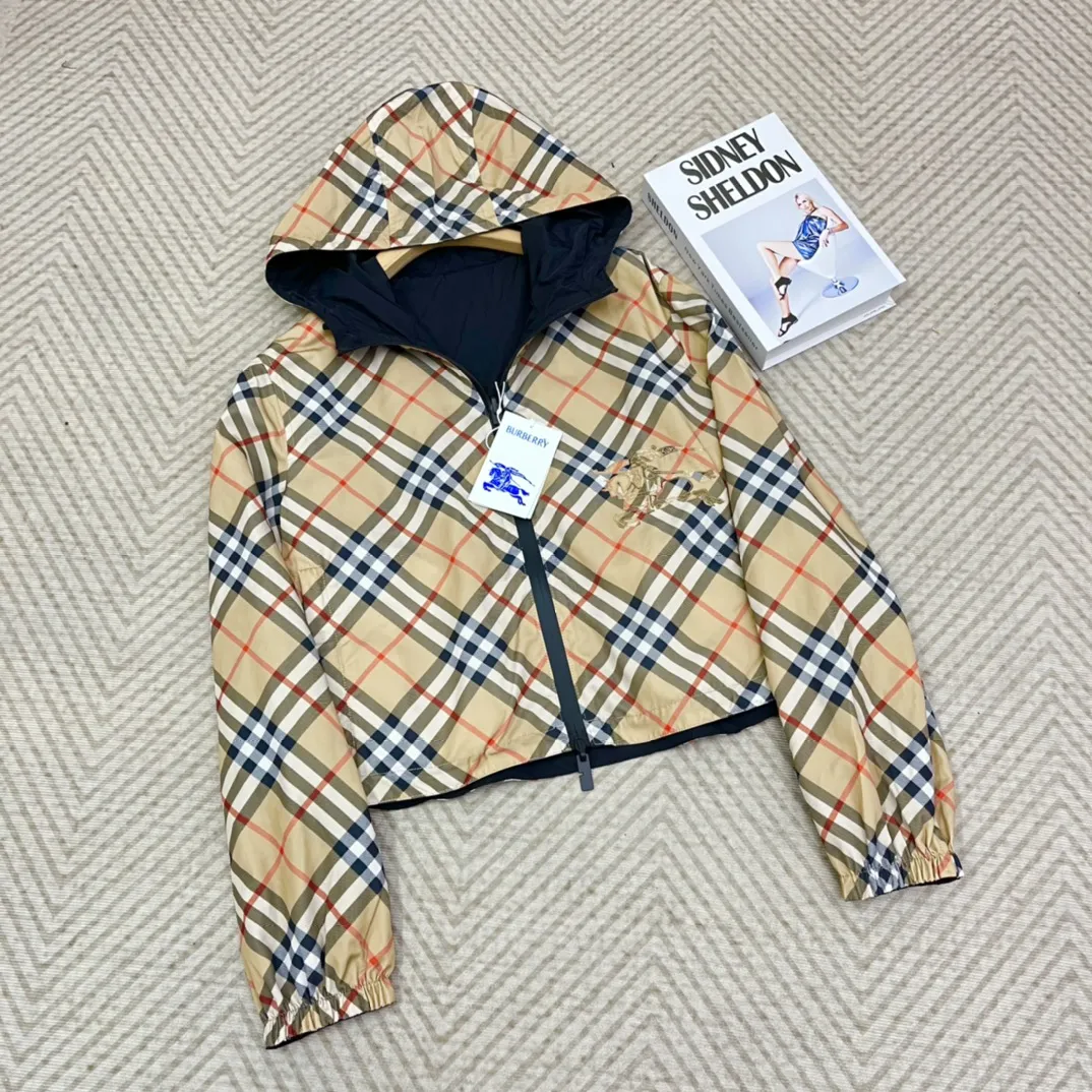 バーバリーチェック柄両面フード付き黒コート - 画像 (4)