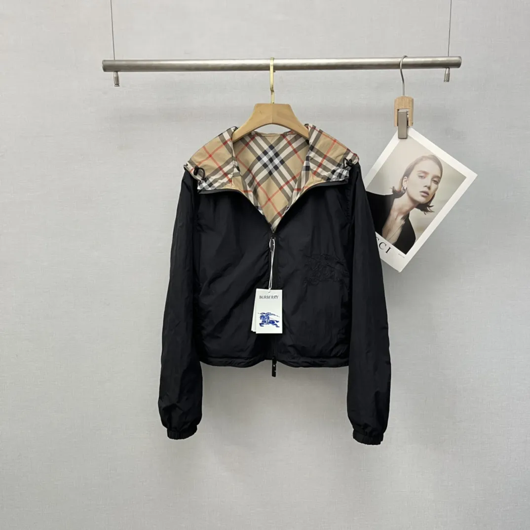 バーバリーチェック柄両面フード付き黒コート - 画像 (5)