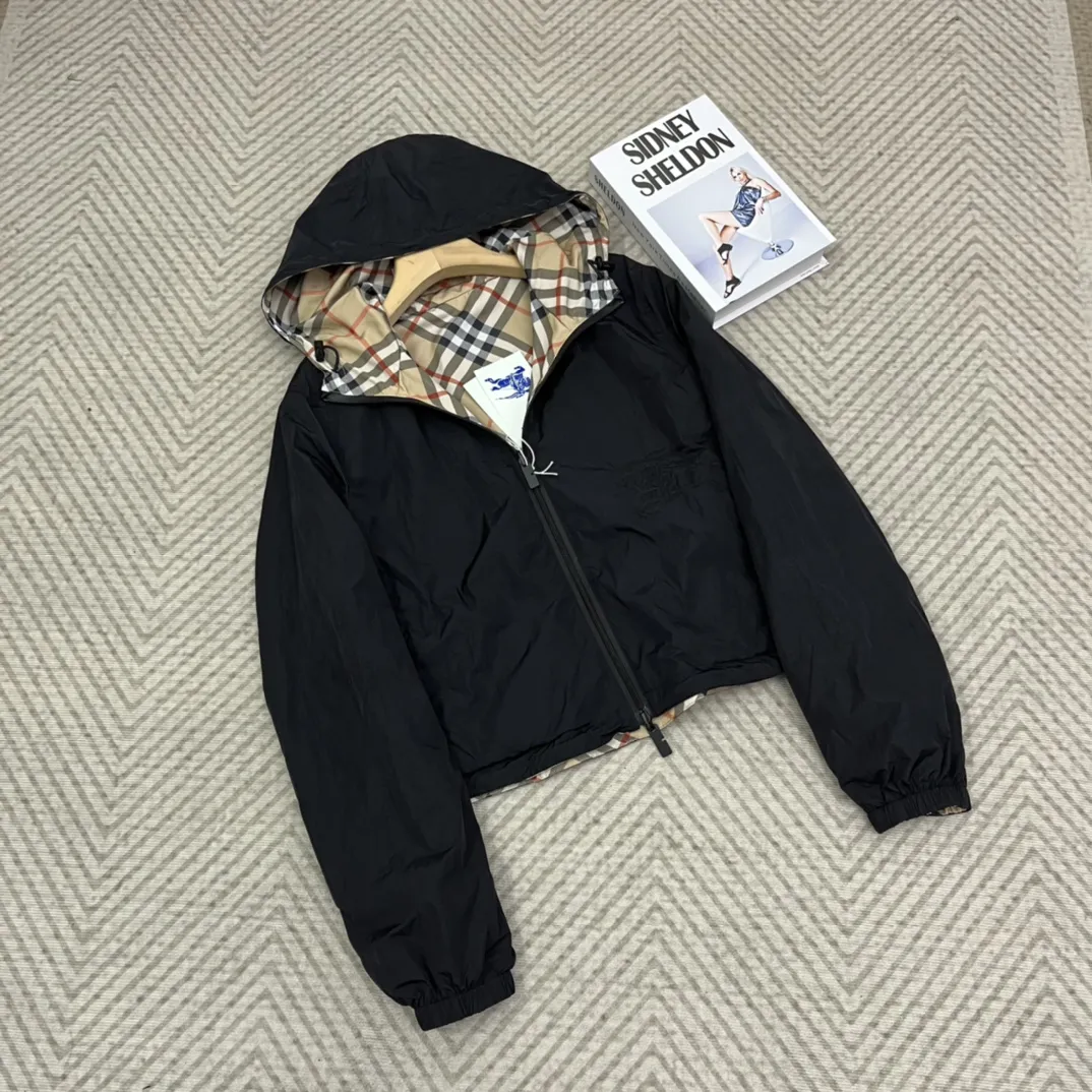 バーバリーチェック柄両面フード付き黒コート - 画像 (6)