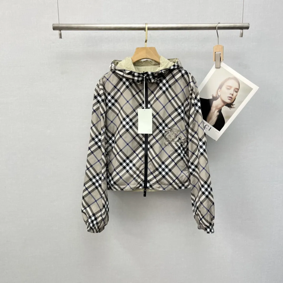 バーバリーチェック柄両面フード付き黒コート - 画像 (7)