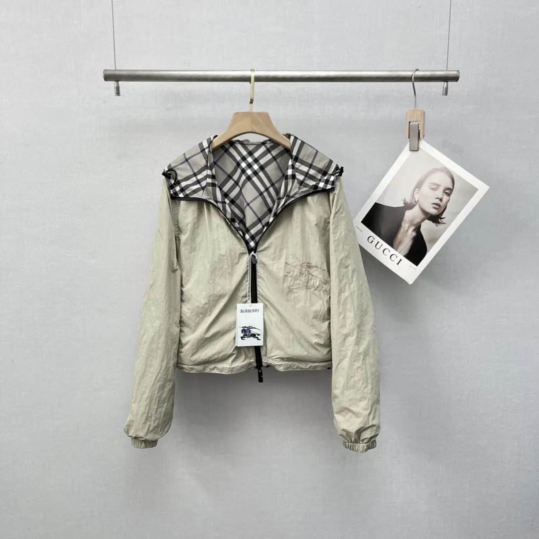 バーバリーチェック柄両面フード付き黒コート - 画像 (9)