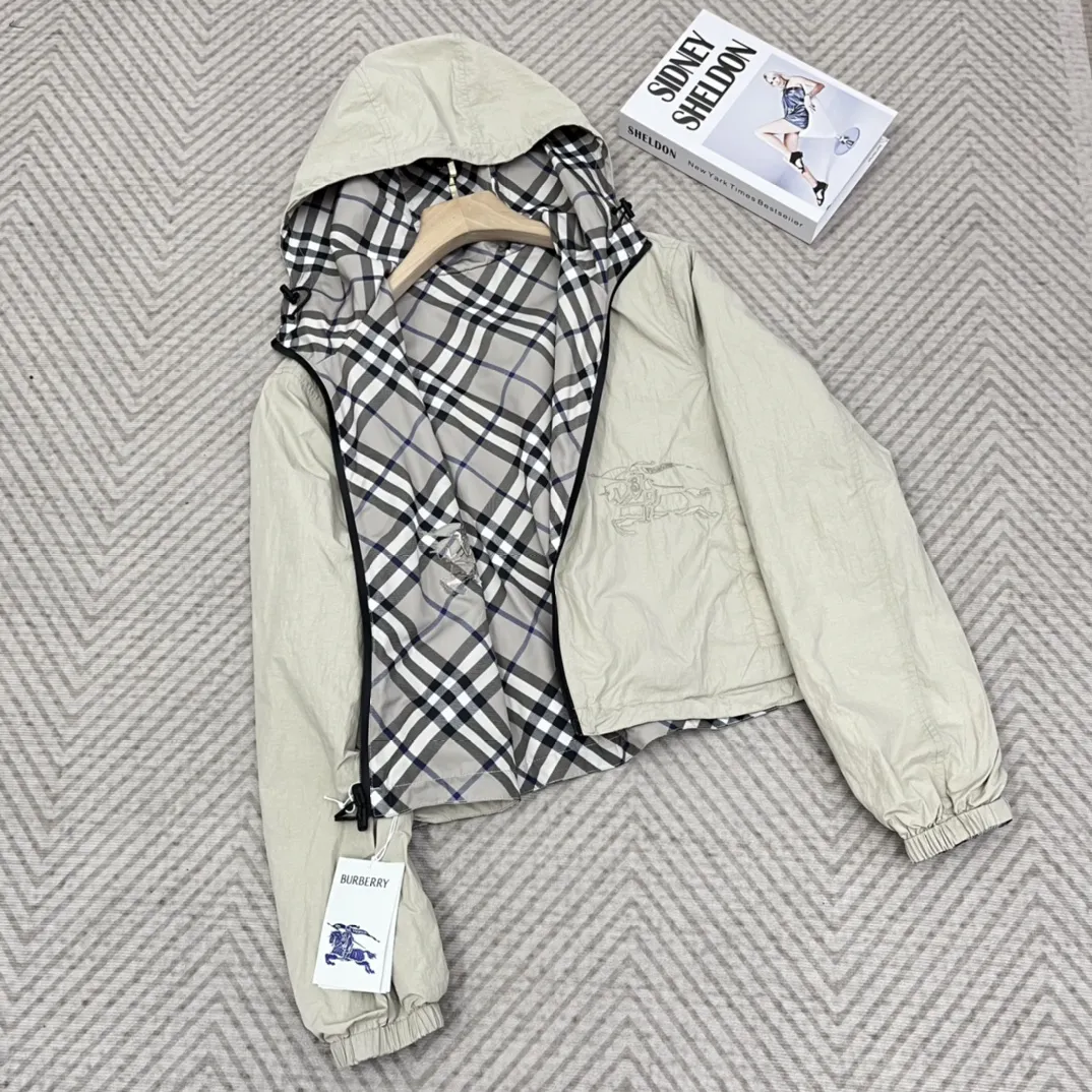 バーバリーチェック柄両面フード付き黒コート - 画像 (10)