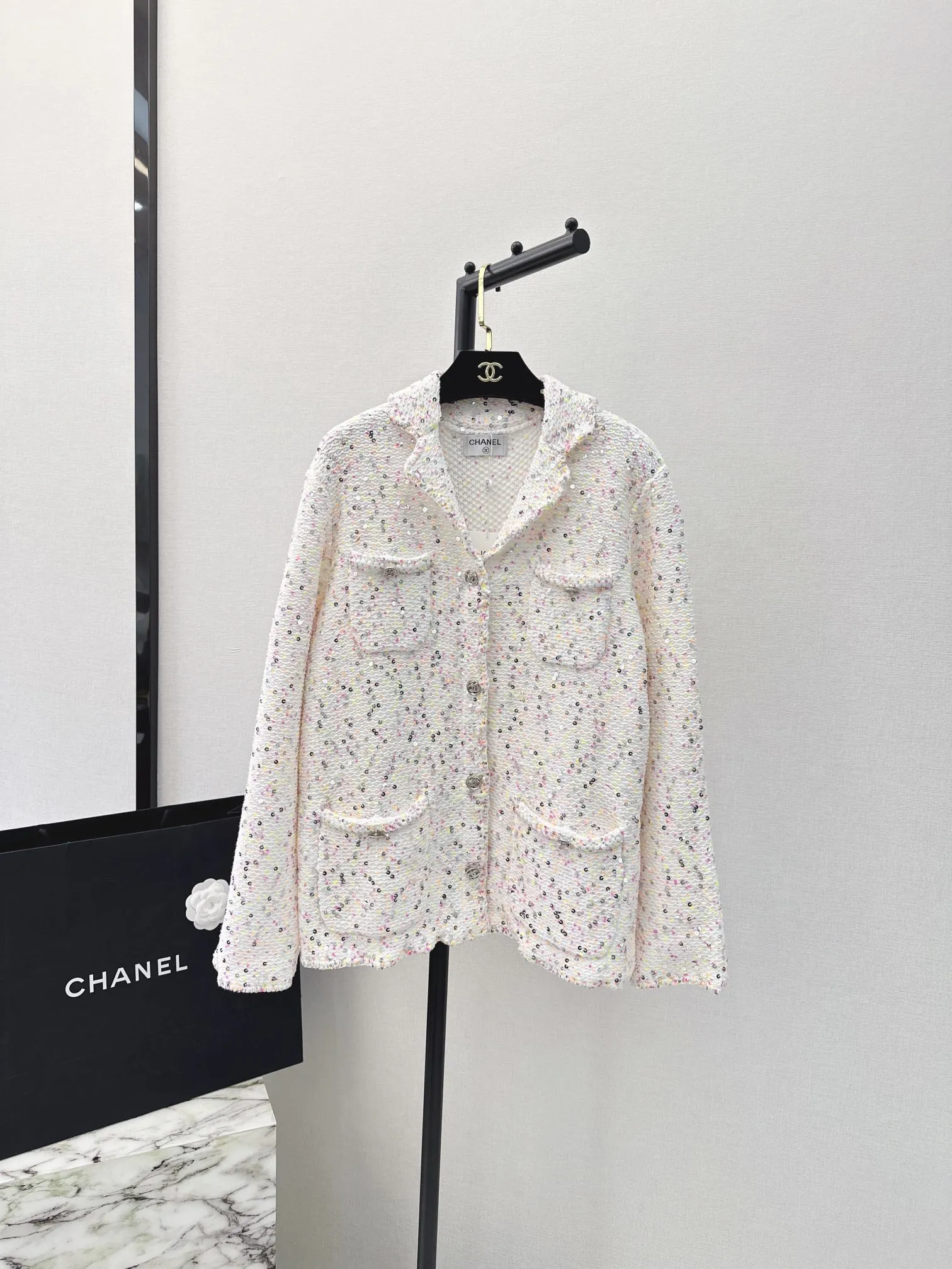 CHANEL新作黒スパンコールシルエットコート - 画像 (3)