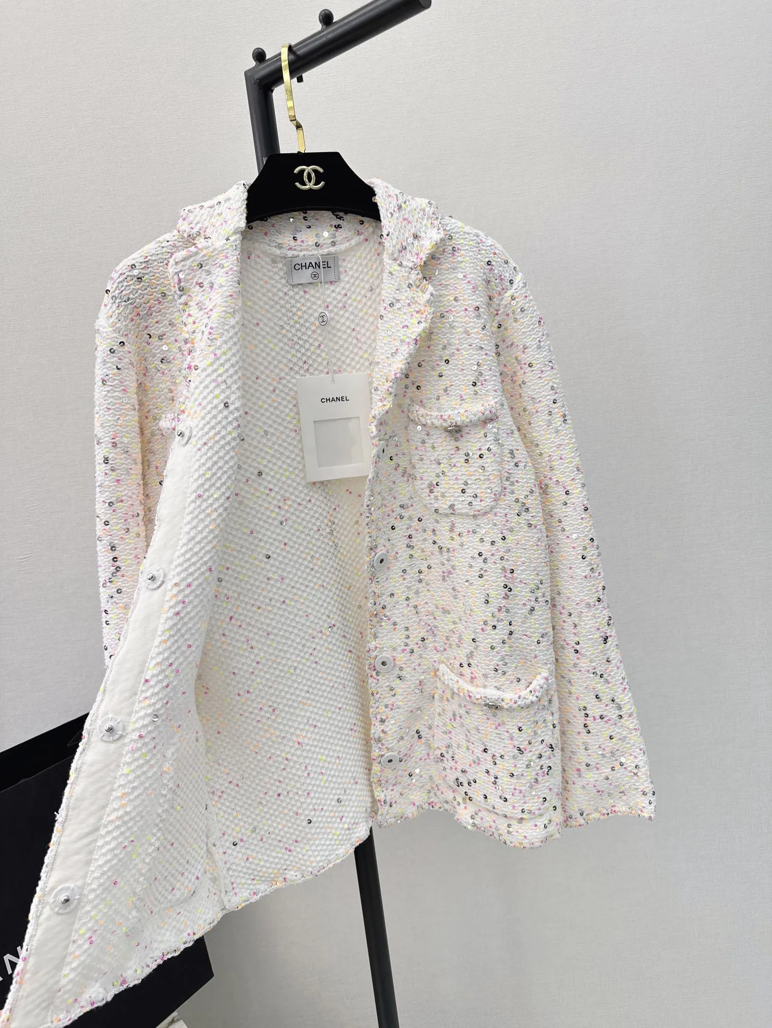 CHANEL新作黒スパンコールシルエットコート - 画像 (8)