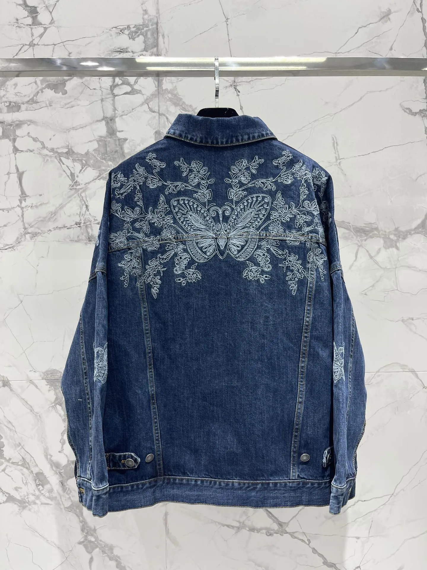 Dior新作黒蝶刺繍デニムジャケット - 画像 (10)