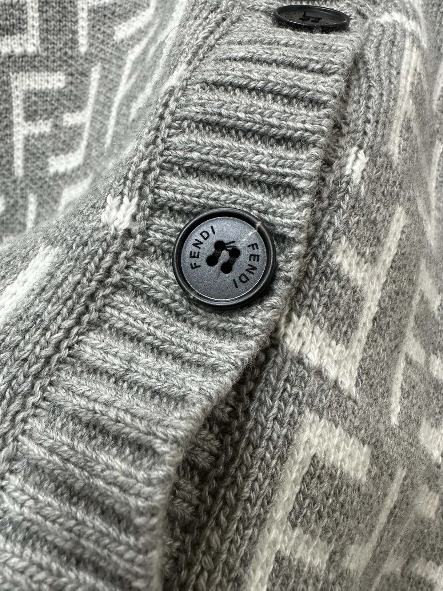 フェンディ黒チェック柄ニットカーディガン - 画像 (7)