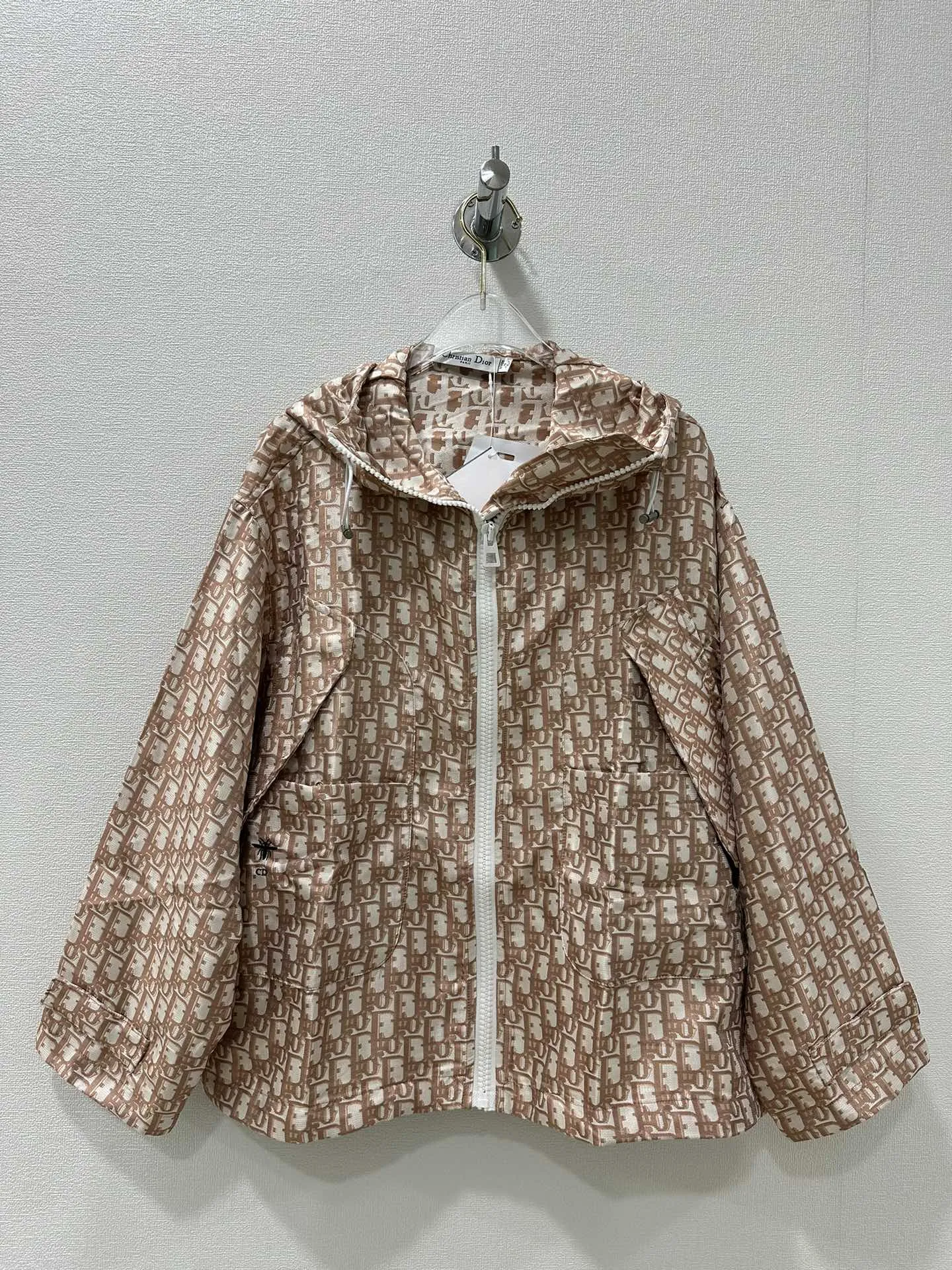 フェンディ新作黒フード付きトレンチコート