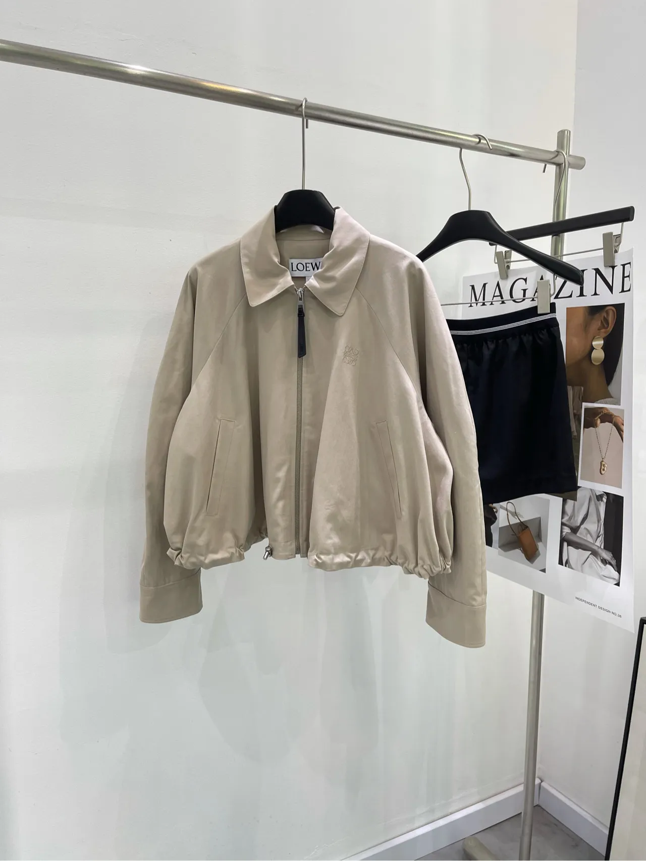 LOEWE新作ライトカーキシルエット短トレンチコート