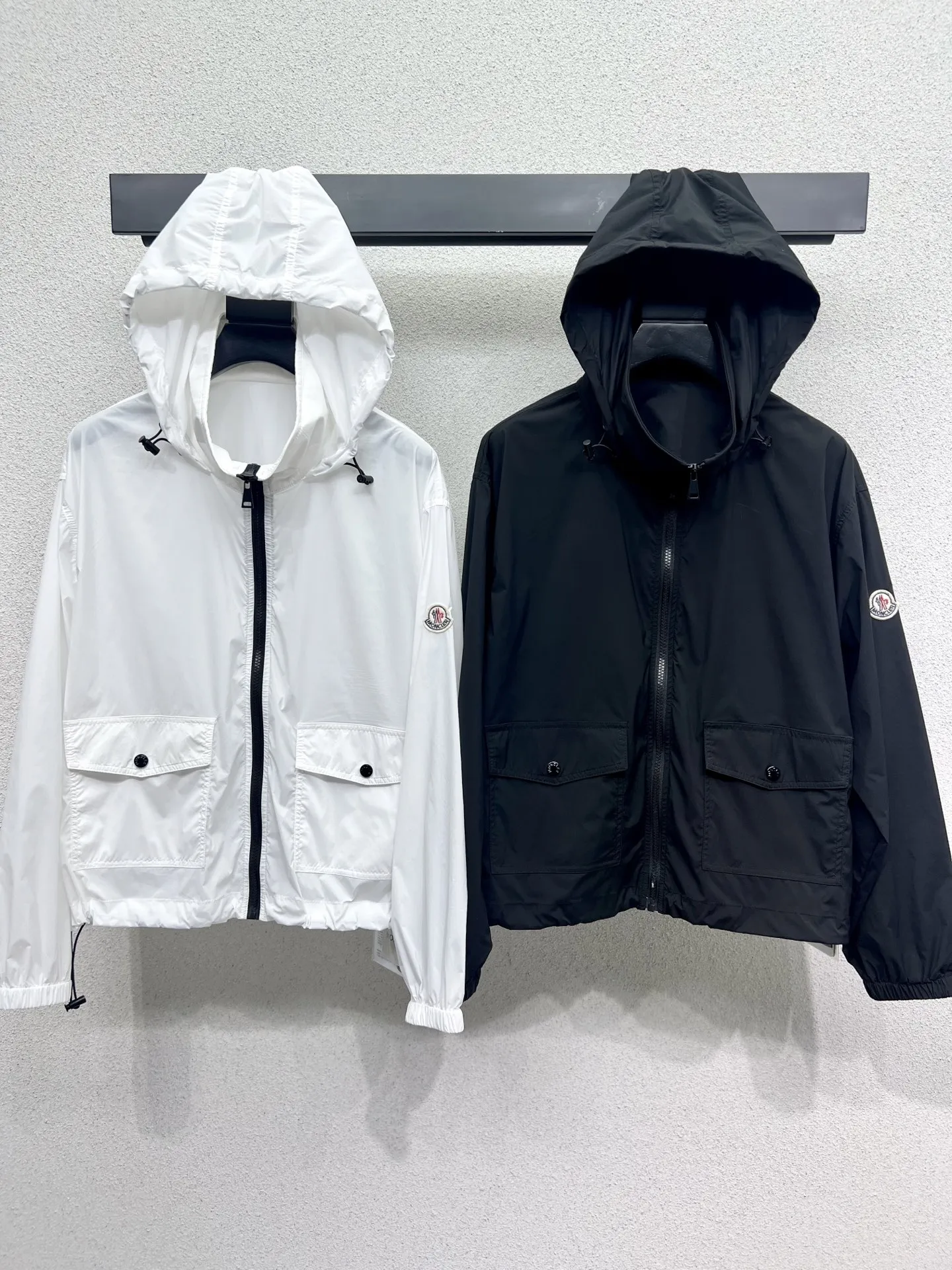 Moncler新作黒フード付きコートSMLXL