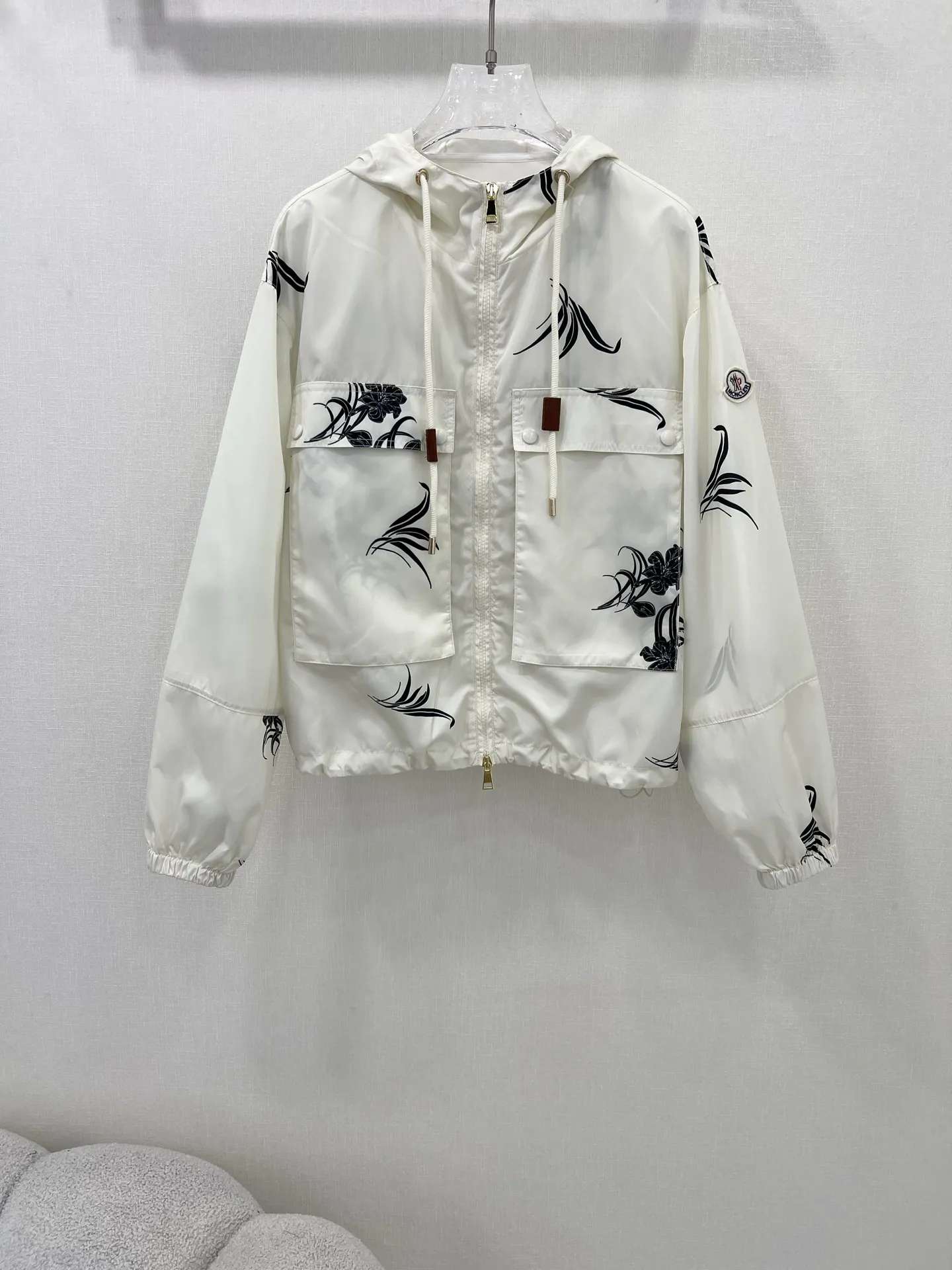 MONCLER新作黒フード付きインクフラワーコート