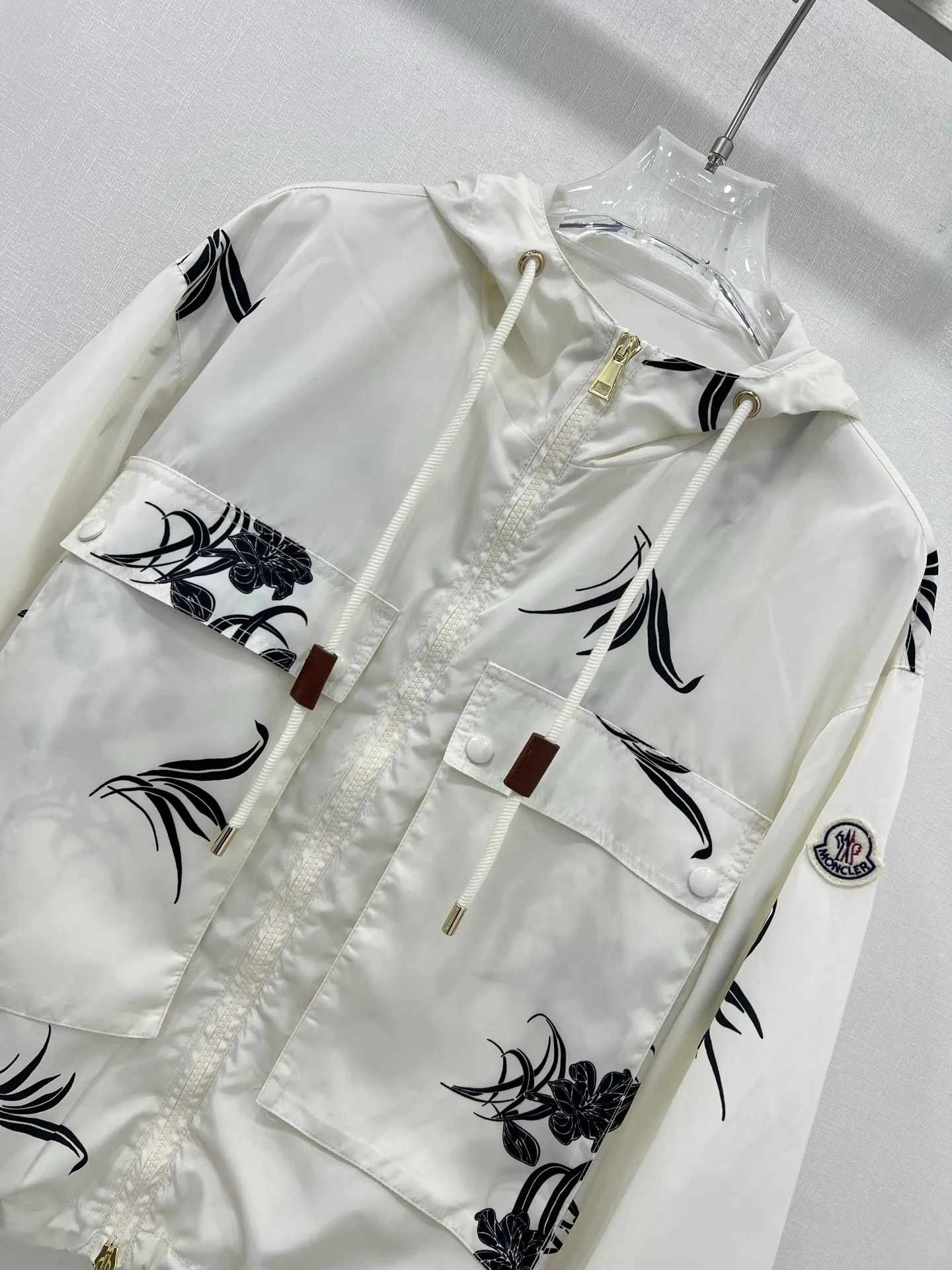 MONCLER新作黒フード付きインクフラワーコート - 画像 (4)