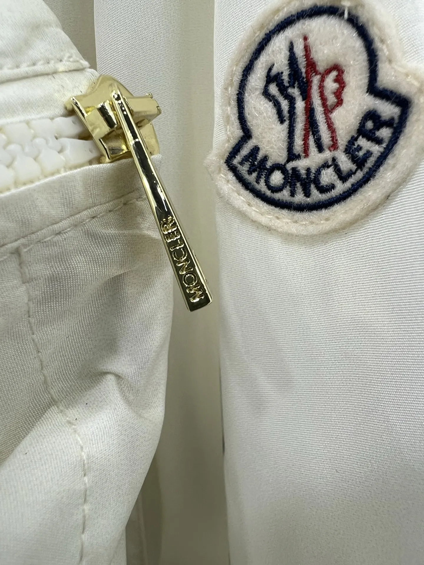 MONCLER新作黒フード付きインクフラワーコート - 画像 (6)