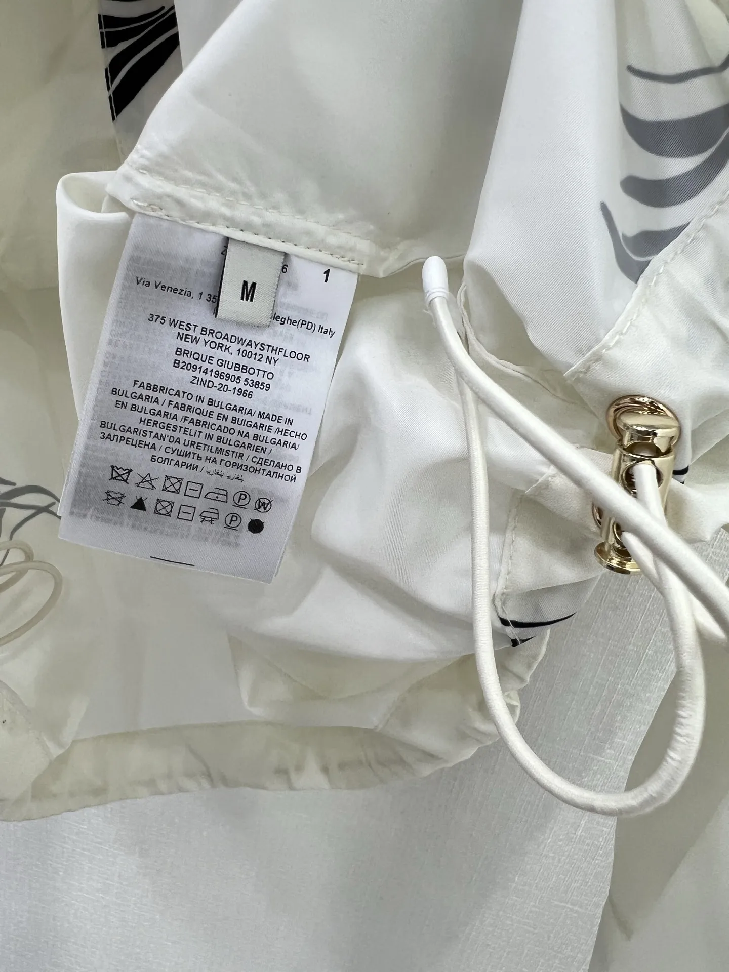 MONCLER新作黒フード付きインクフラワーコート - 画像 (8)