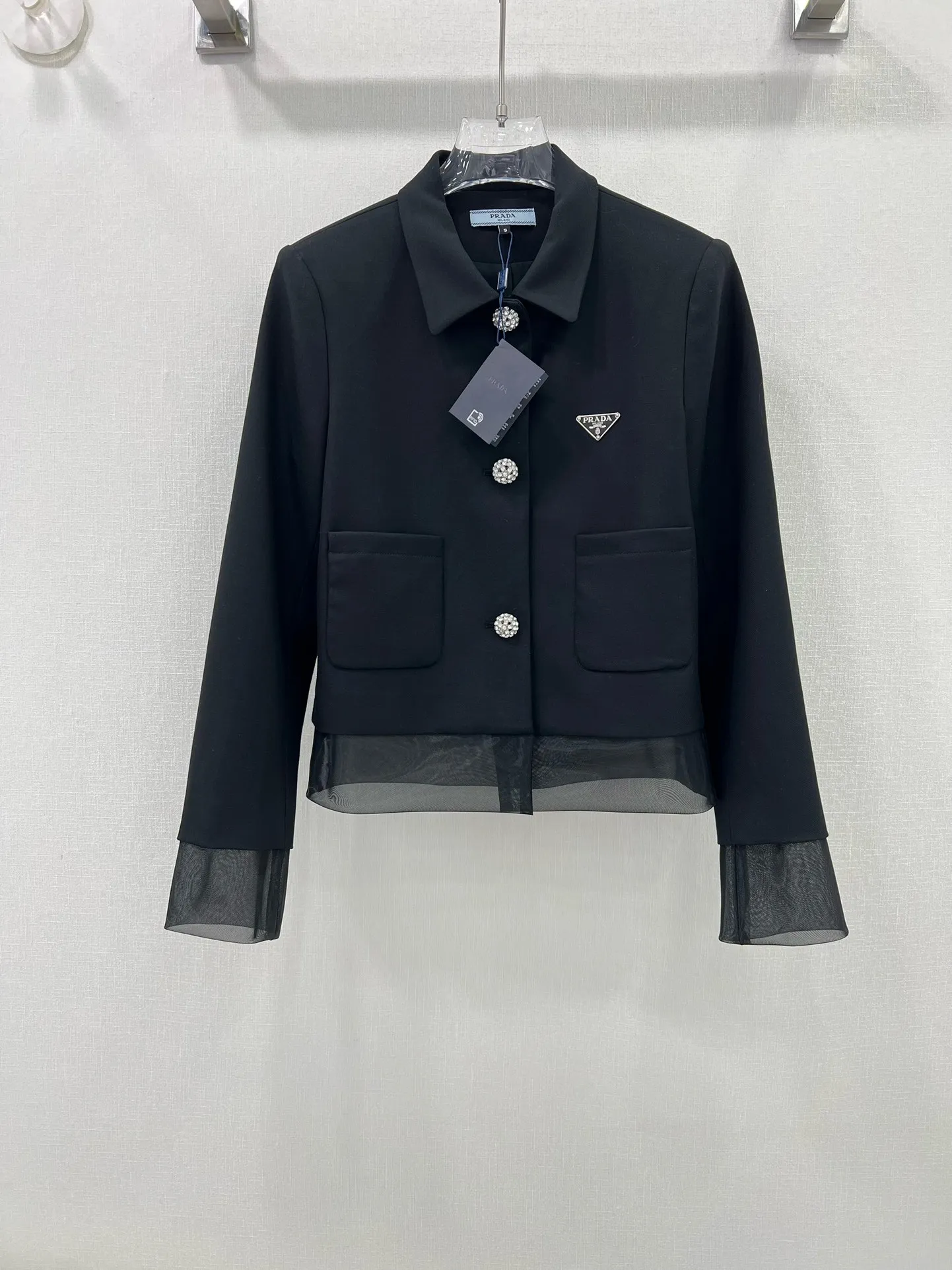 プラダ黒スプライシングラペルコート新作