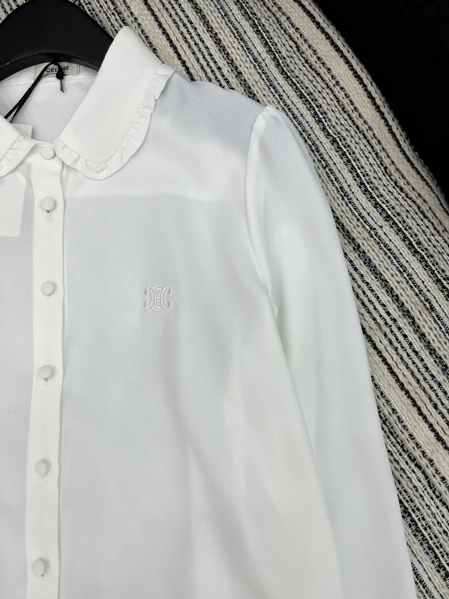 Celi新作プレッピースタイル刺繍ベビーカラーシャツ白 - 画像 (4)