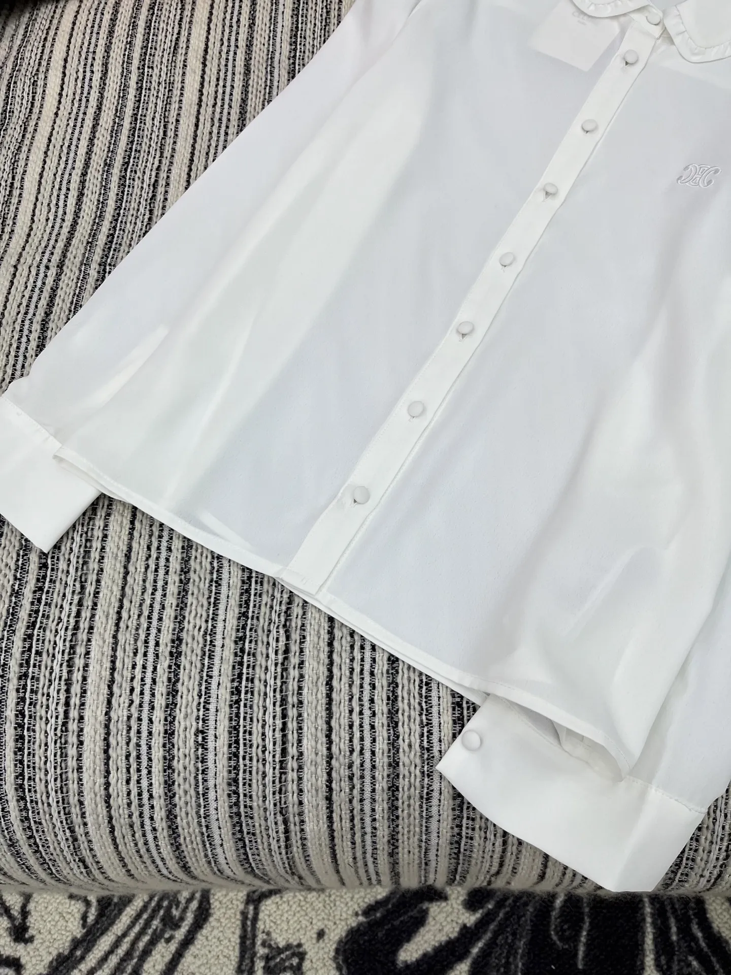 Celi新作プレッピースタイル刺繍ベビーカラーシャツ白 - 画像 (5)