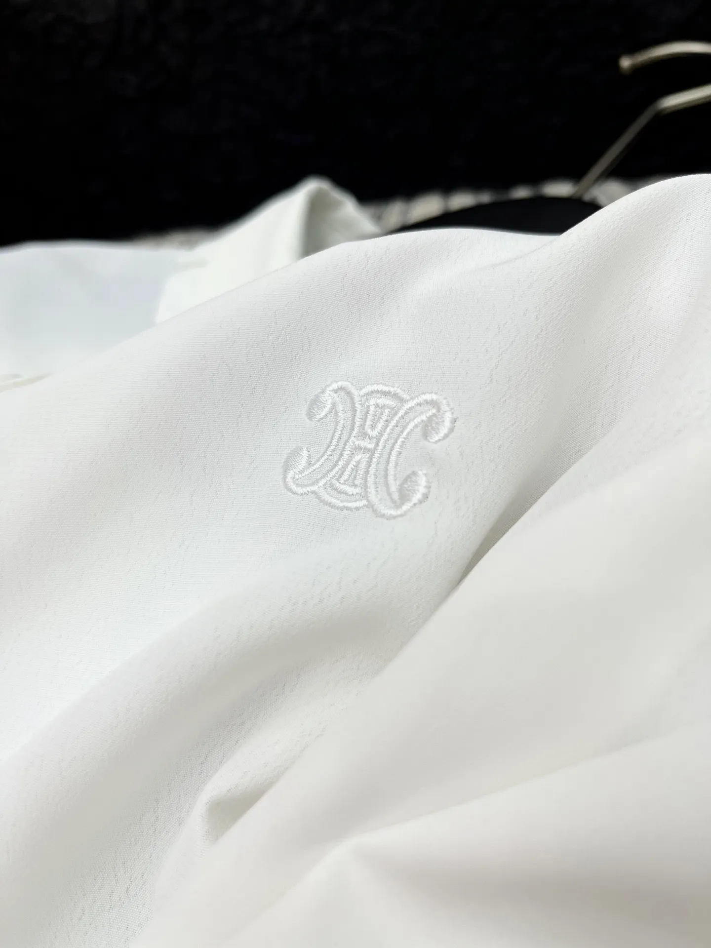 Celi新作プレッピースタイル刺繍ベビーカラーシャツ白 - 画像 (7)