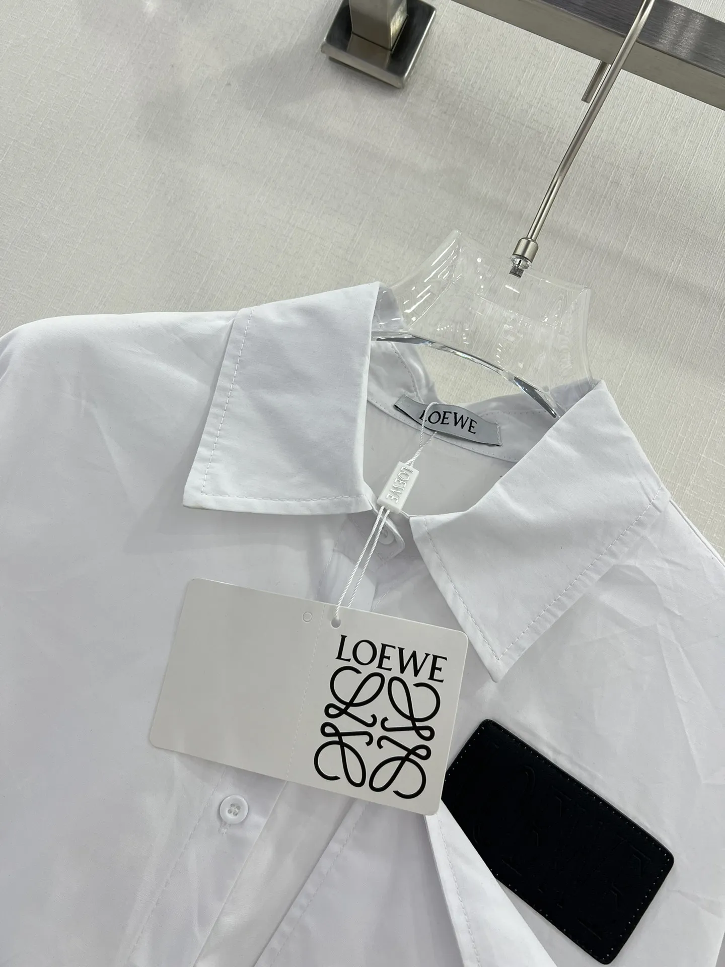 LOEWE新作白シャツロゴ刺繍SML - 画像 (3)