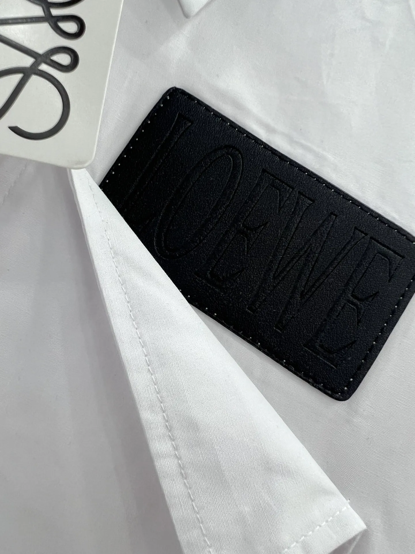LOEWE新作白シャツロゴ刺繍SML - 画像 (4)