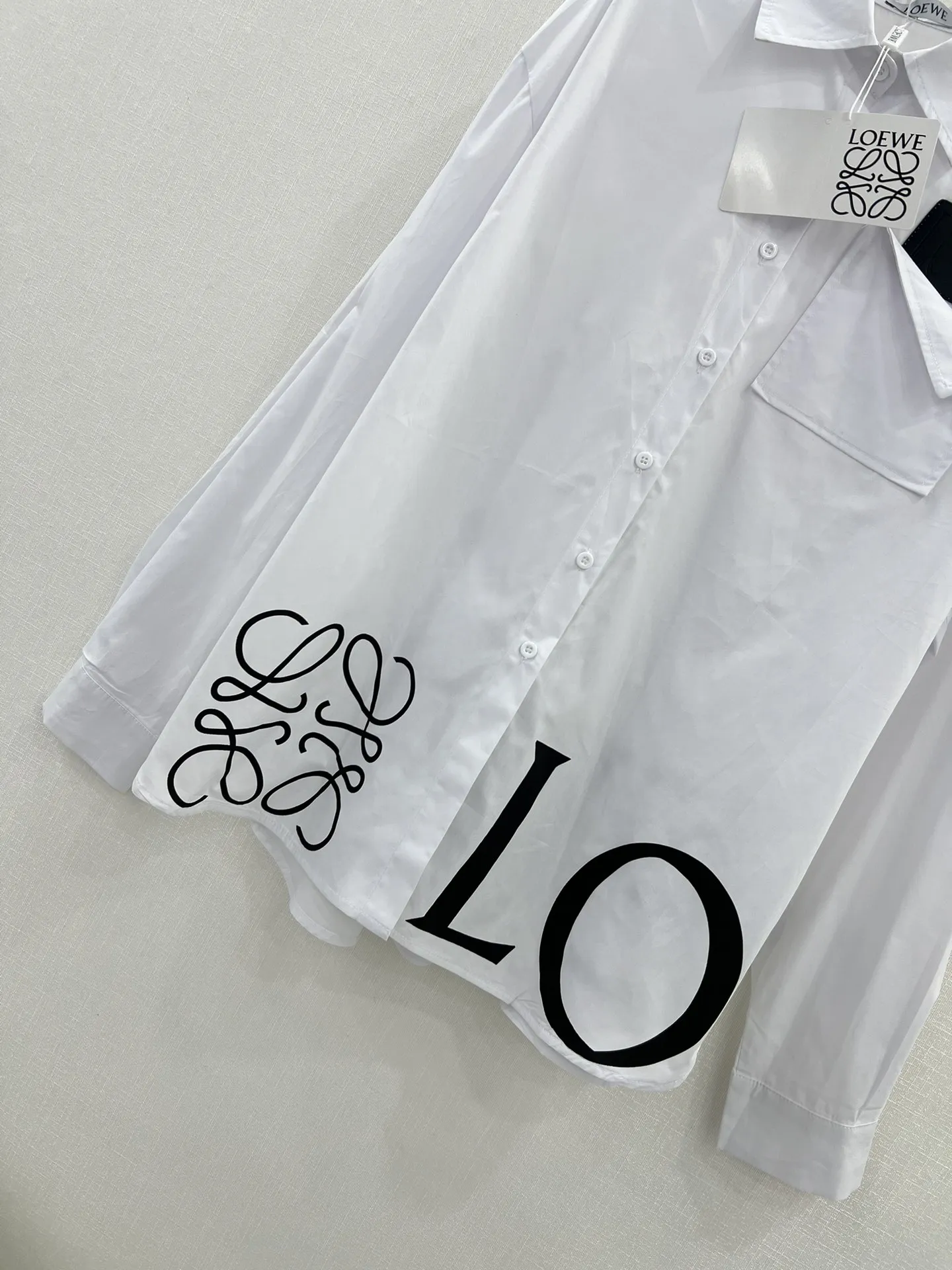 LOEWE新作白シャツロゴ刺繍SML - 画像 (6)