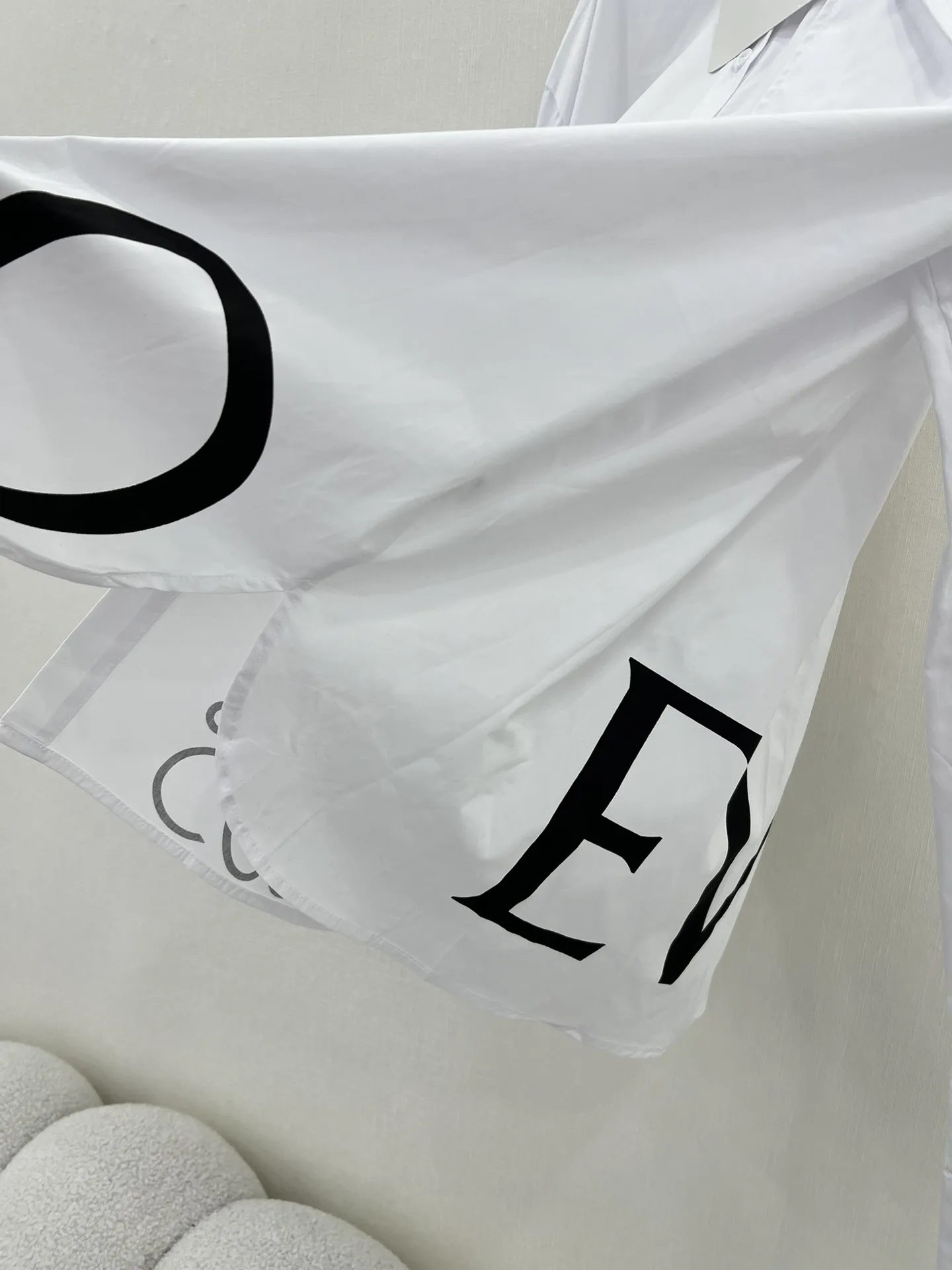 LOEWE新作白シャツロゴ刺繍SML - 画像 (7)