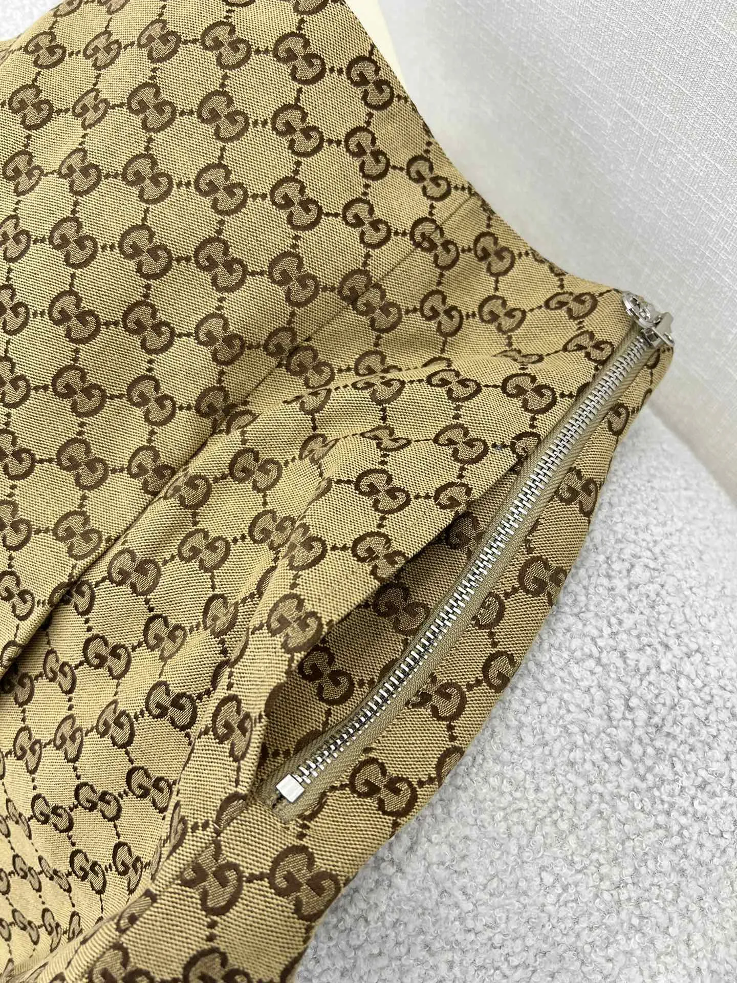 GUCCI 2024春夏ベージュAライン半スカート - 画像 (9)