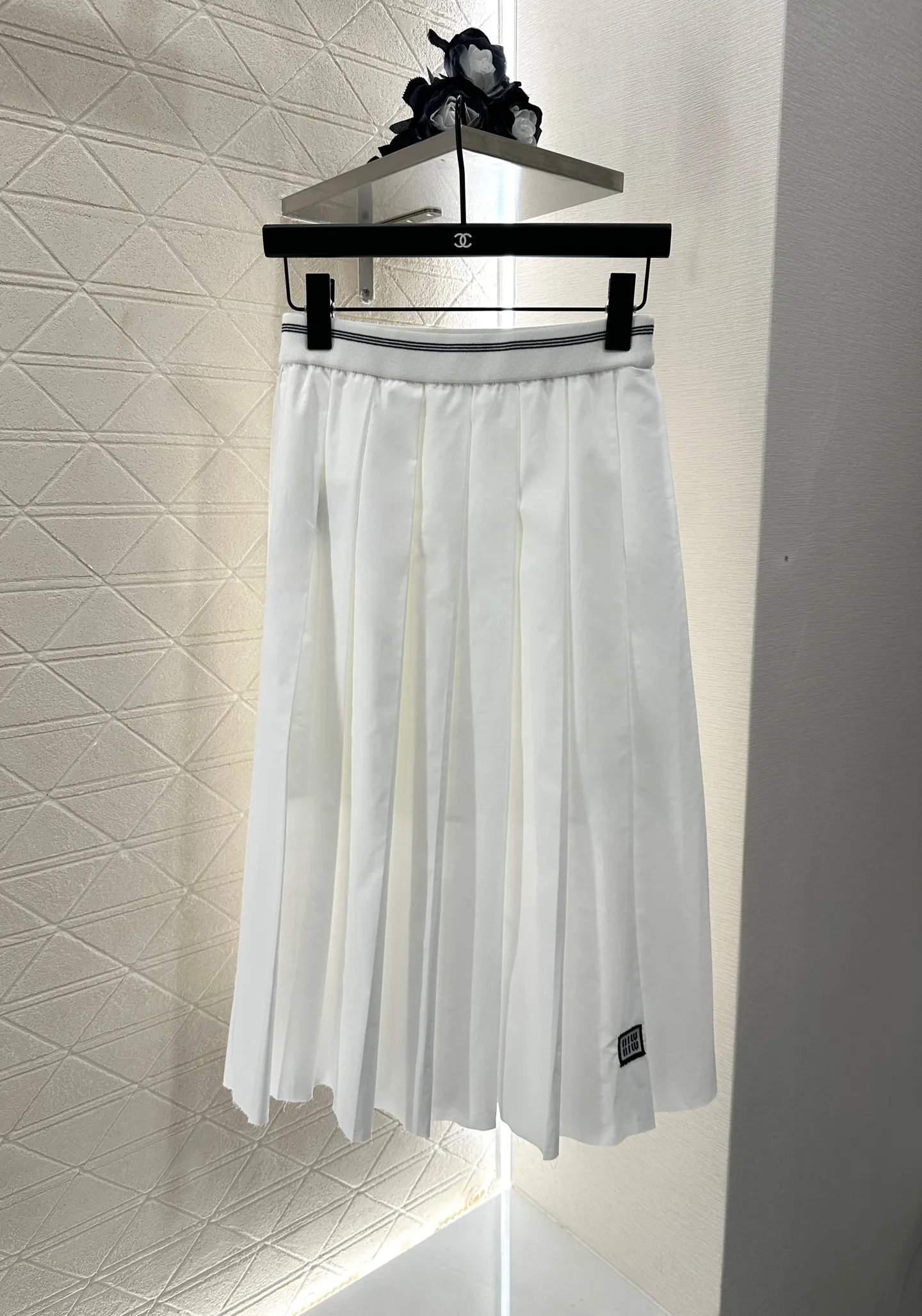 Miu Miu 2025年新作 ホワイト ショートシャツ プリーツスカート セット