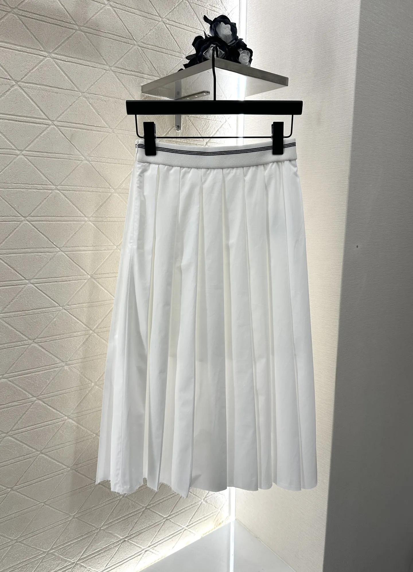 Miu Miu 2025年新作 ホワイト ショートシャツ プリーツスカート セット - 画像 (3)