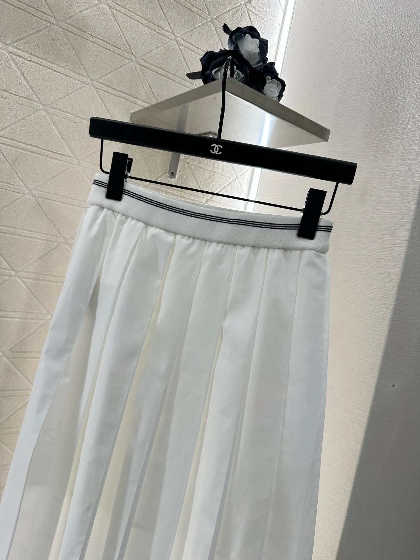 Miu Miu 2025年新作 ホワイト ショートシャツ プリーツスカート セット - 画像 (4)