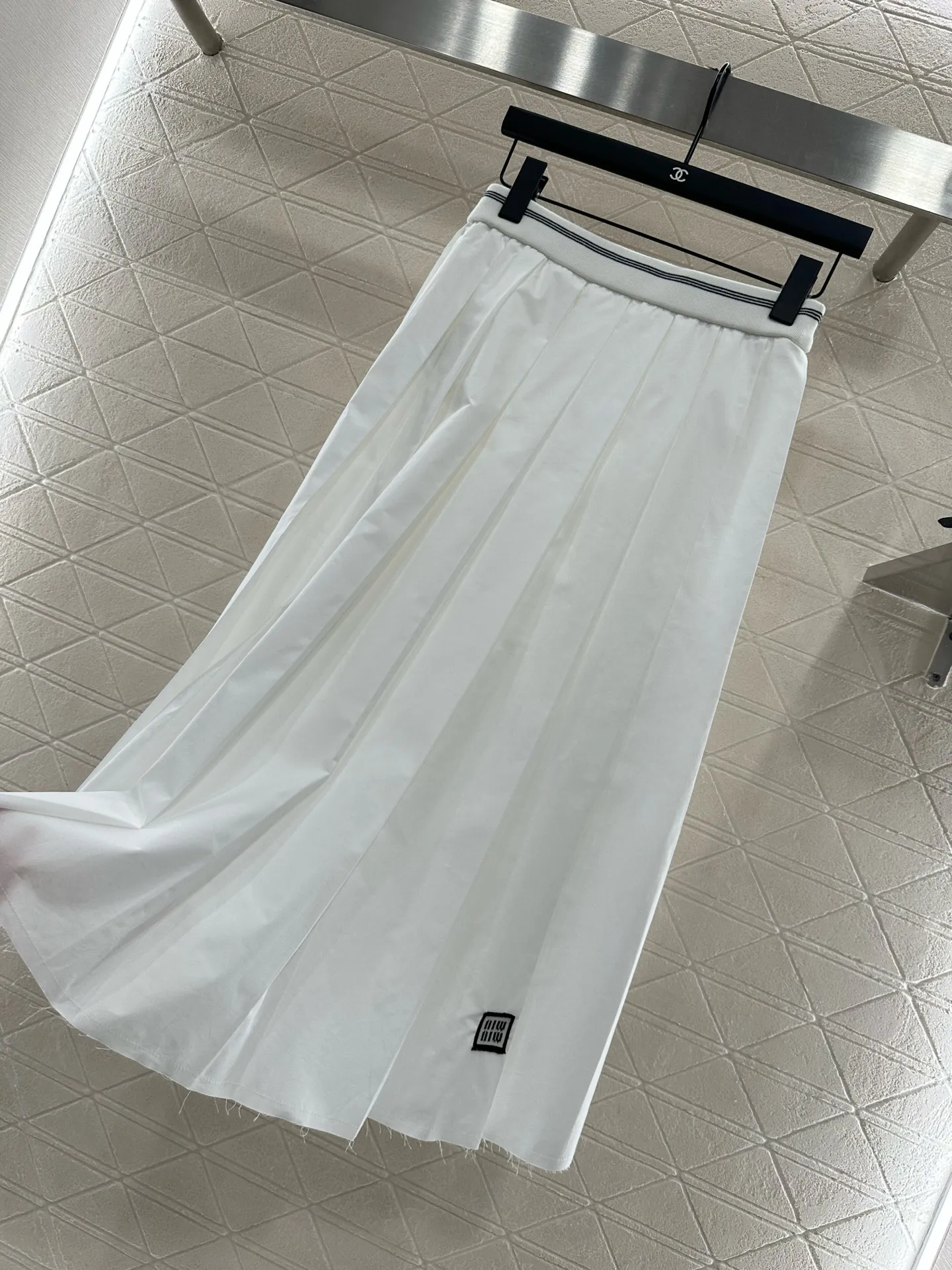 Miu Miu 2025年新作 ホワイト ショートシャツ プリーツスカート セット - 画像 (5)