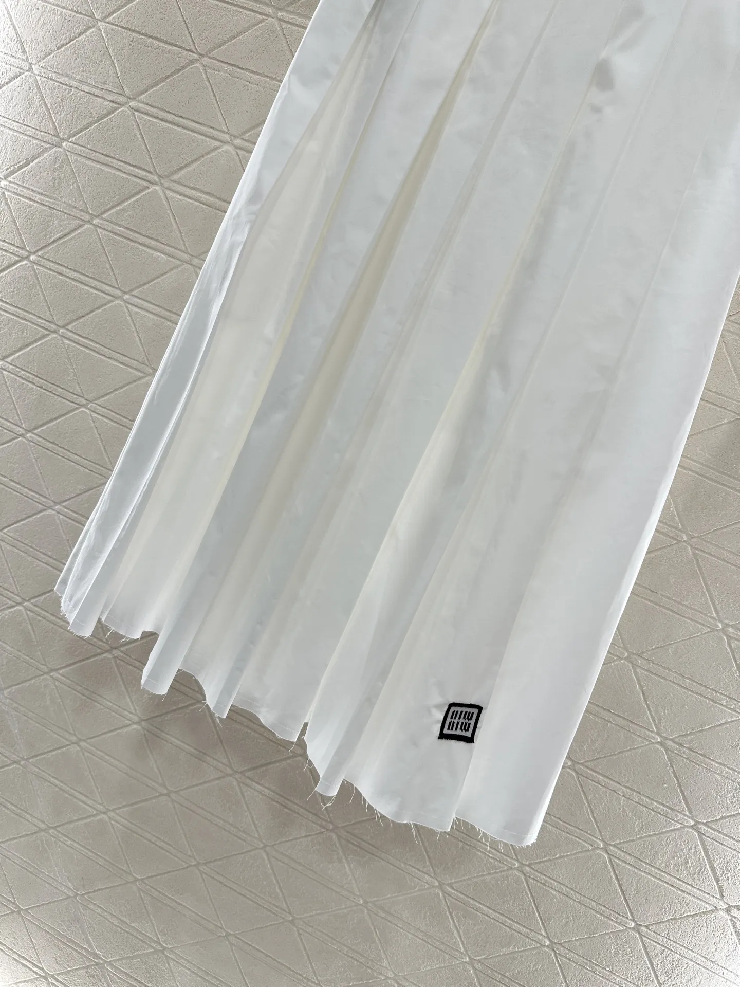 Miu Miu 2025年新作 ホワイト ショートシャツ プリーツスカート セット - 画像 (6)