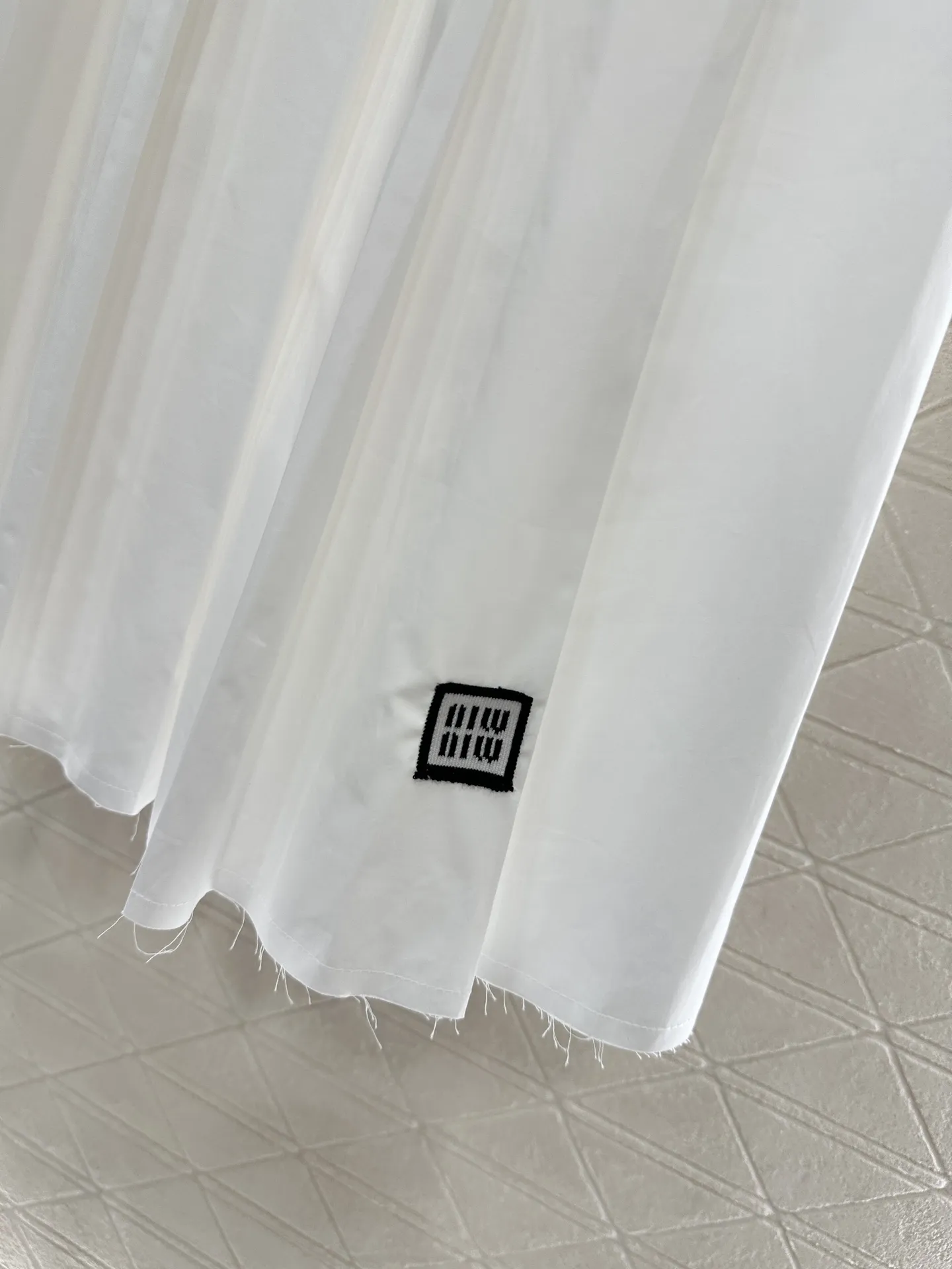 Miu Miu 2025年新作 ホワイト ショートシャツ プリーツスカート セット - 画像 (7)