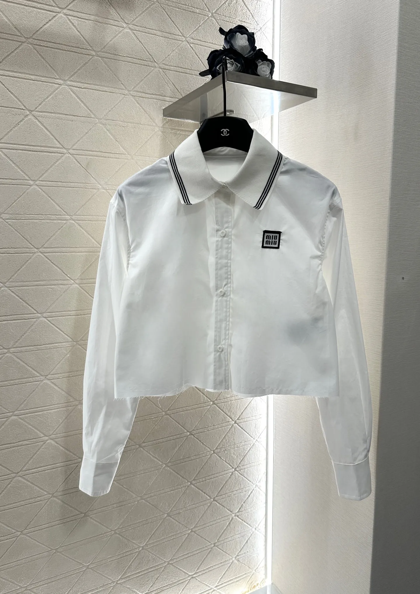 Miu Miu 2025年新作 ホワイト ショートシャツ プリーツスカート セット - 画像 (9)