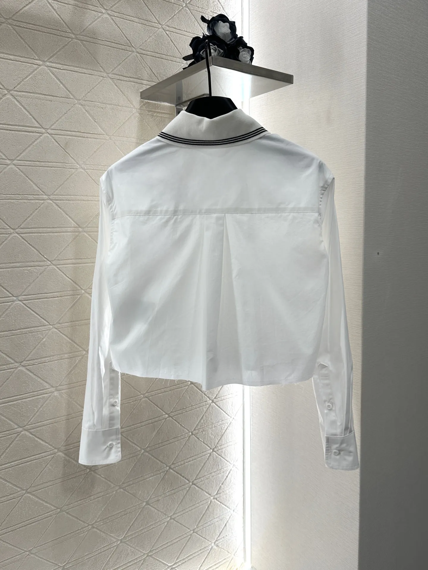 Miu Miu 2025年新作 ホワイト ショートシャツ プリーツスカート セット - 画像 (10)