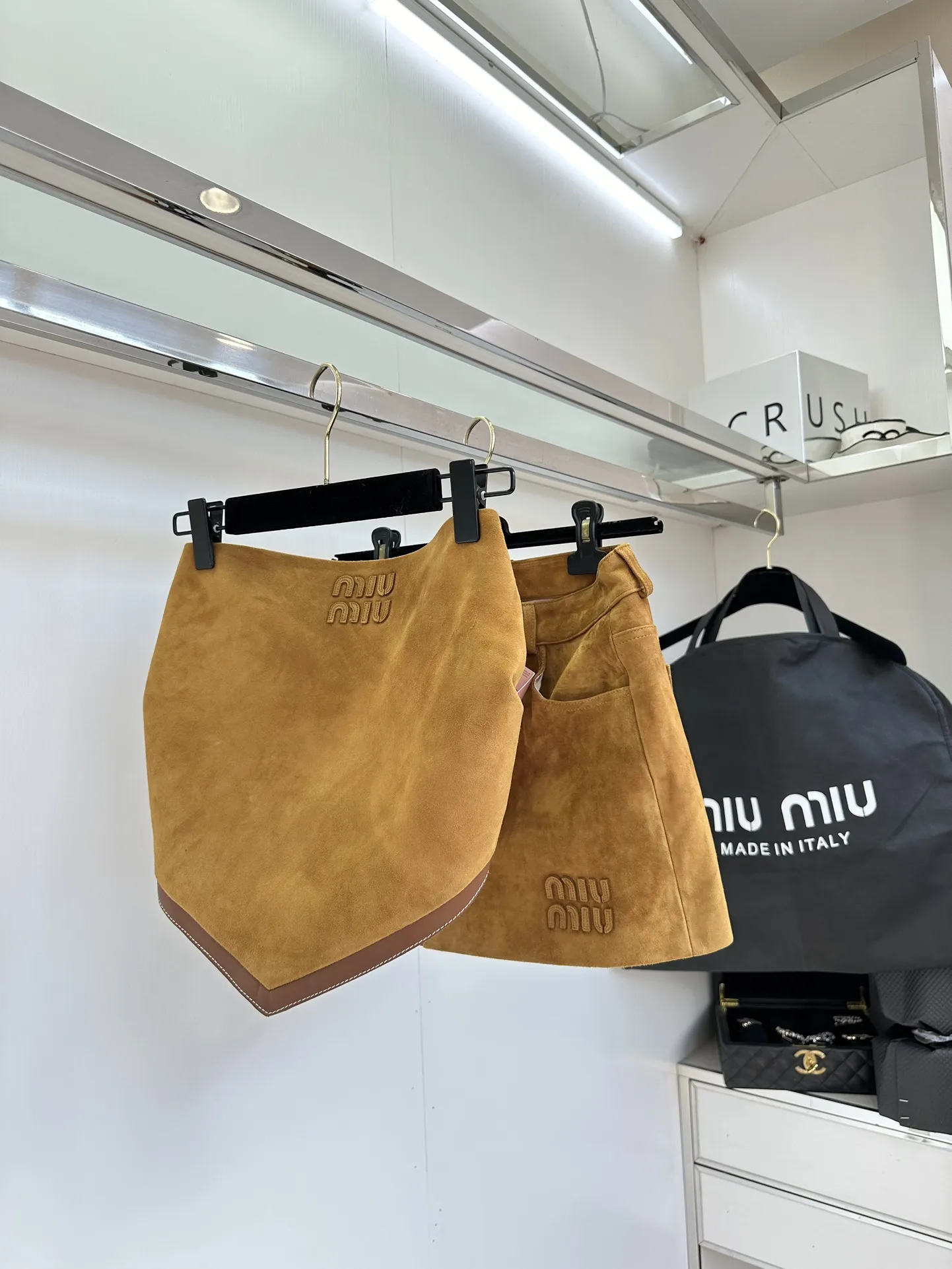 Miu Miu キャメル色スエードトップスとスカート - 画像 (3)