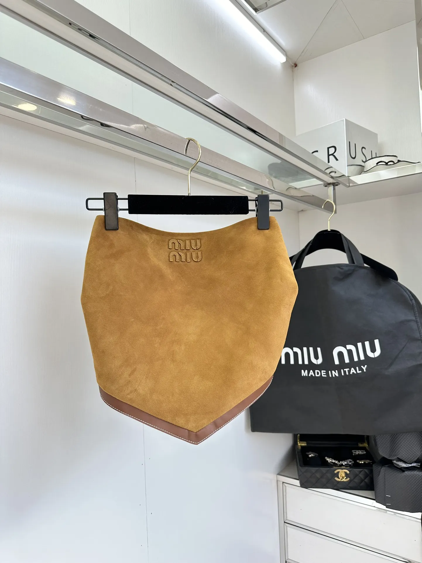 Miu Miu キャメル色スエードトップスとスカート - 画像 (4)