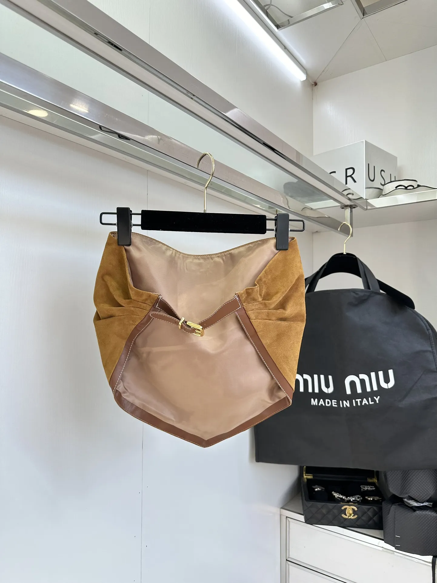 Miu Miu キャメル色スエードトップスとスカート - 画像 (5)