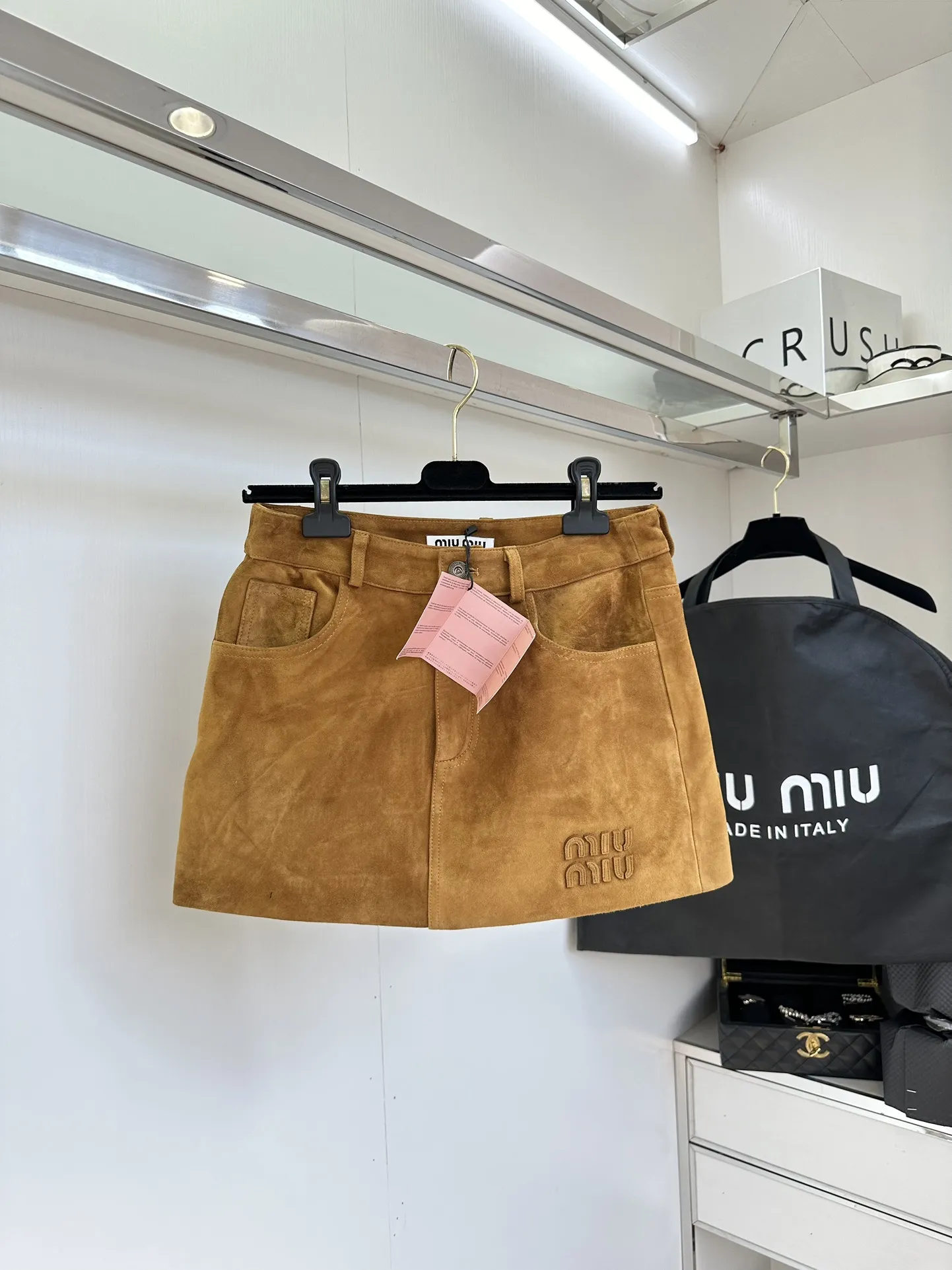 Miu Miu キャメル色スエードトップスとスカート - 画像 (6)
