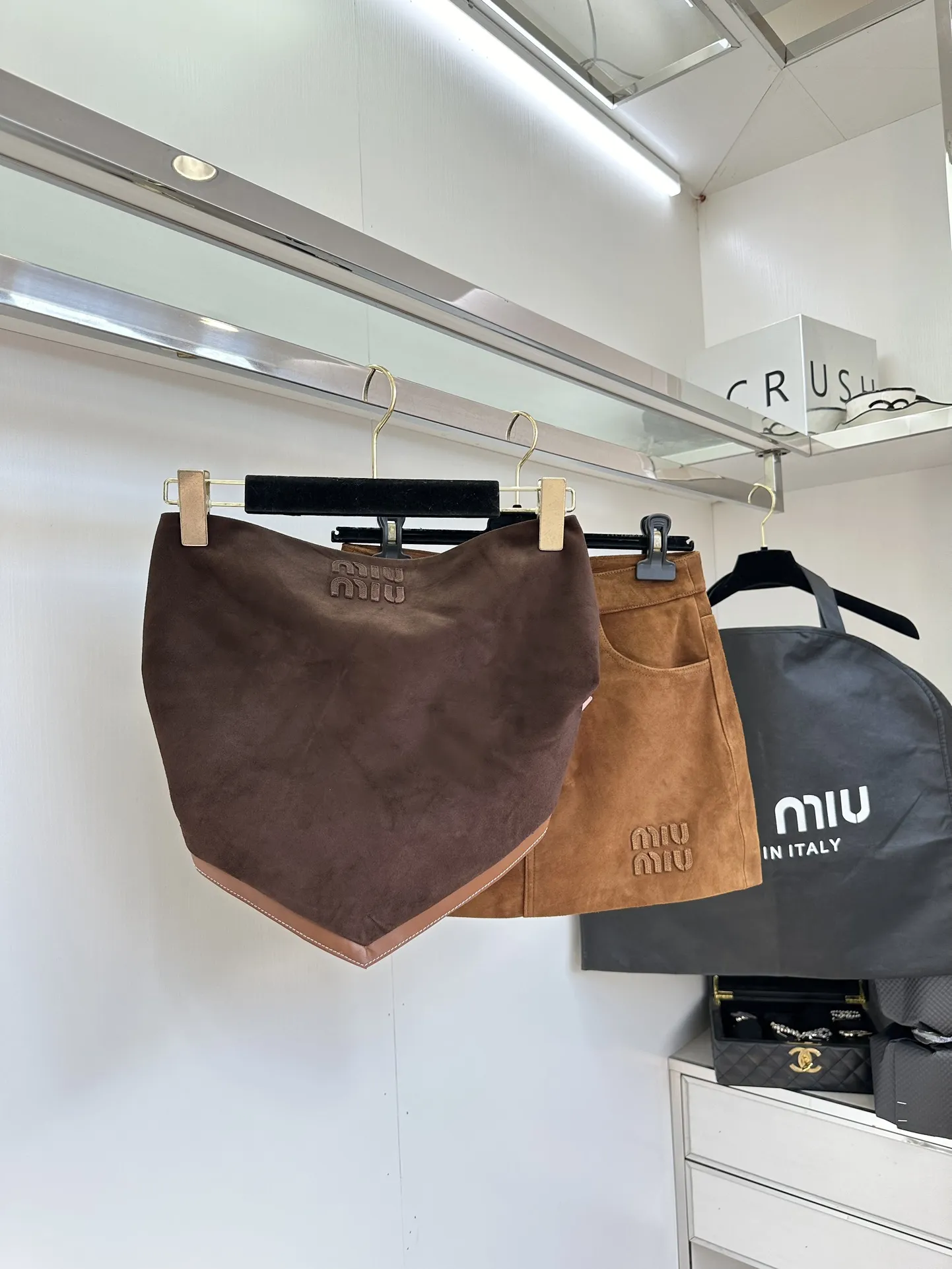 Miu Miu キャメル色スエードトップスとスカート - 画像 (7)